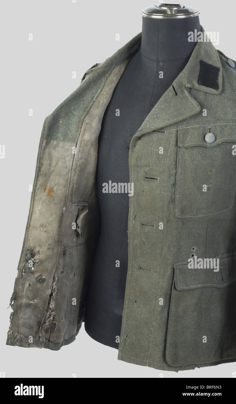 Schutzstaffel, Vareuse de STURMMANN de la Götz von Berlichingen, comportant ses coins de col, son chevron de bras de grade et son aigle de bras. Pattes d'épaules absentes. Textile feldgrau, intérieur en soie artificielle, pattes de col tissées machine, chevron feldgrau, aigle et bande de bras 'Bévo'. Nombreux impacts de mites, de déchirures et traces de sang au col. La bande de bras est très abimée sur certains endroits. Cette vareuse est l'une des seules connues qui soit, sans conteste, montée entièrement d'origine. Elle a été récupérée dans une ferme en Norma, Stock Photo