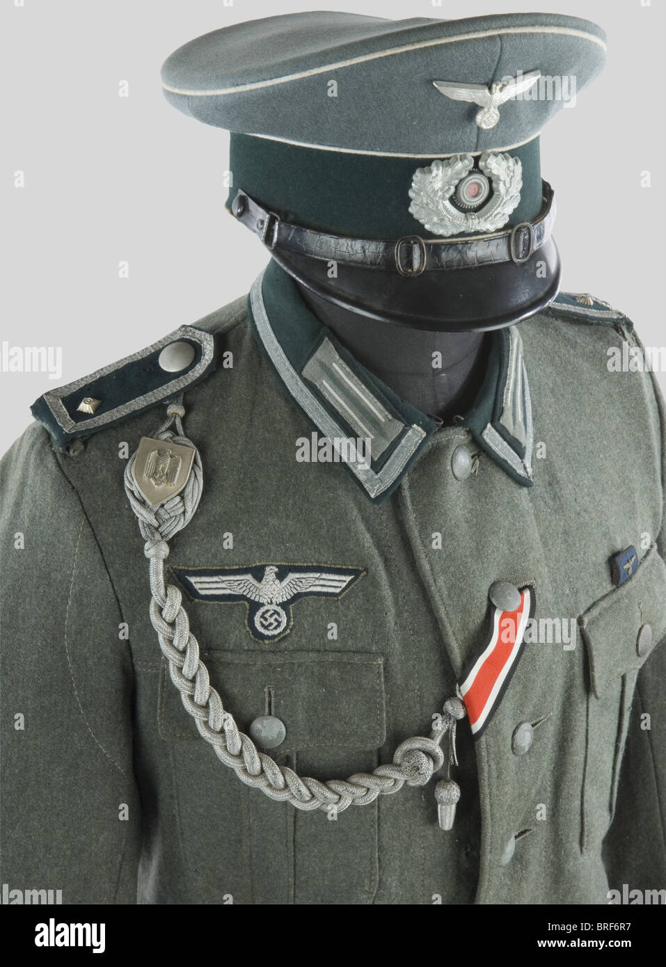 Wehrmacht, Ensemble de Sous-Officier de la Heer, comportant une casquette  troupe en tissu feldgrau, bandeau vert, insignes métalliques, fausse  jugulaire plate en cuir, liseré d'arme blanc. Une vareuse quatre poches de  Feldwebel