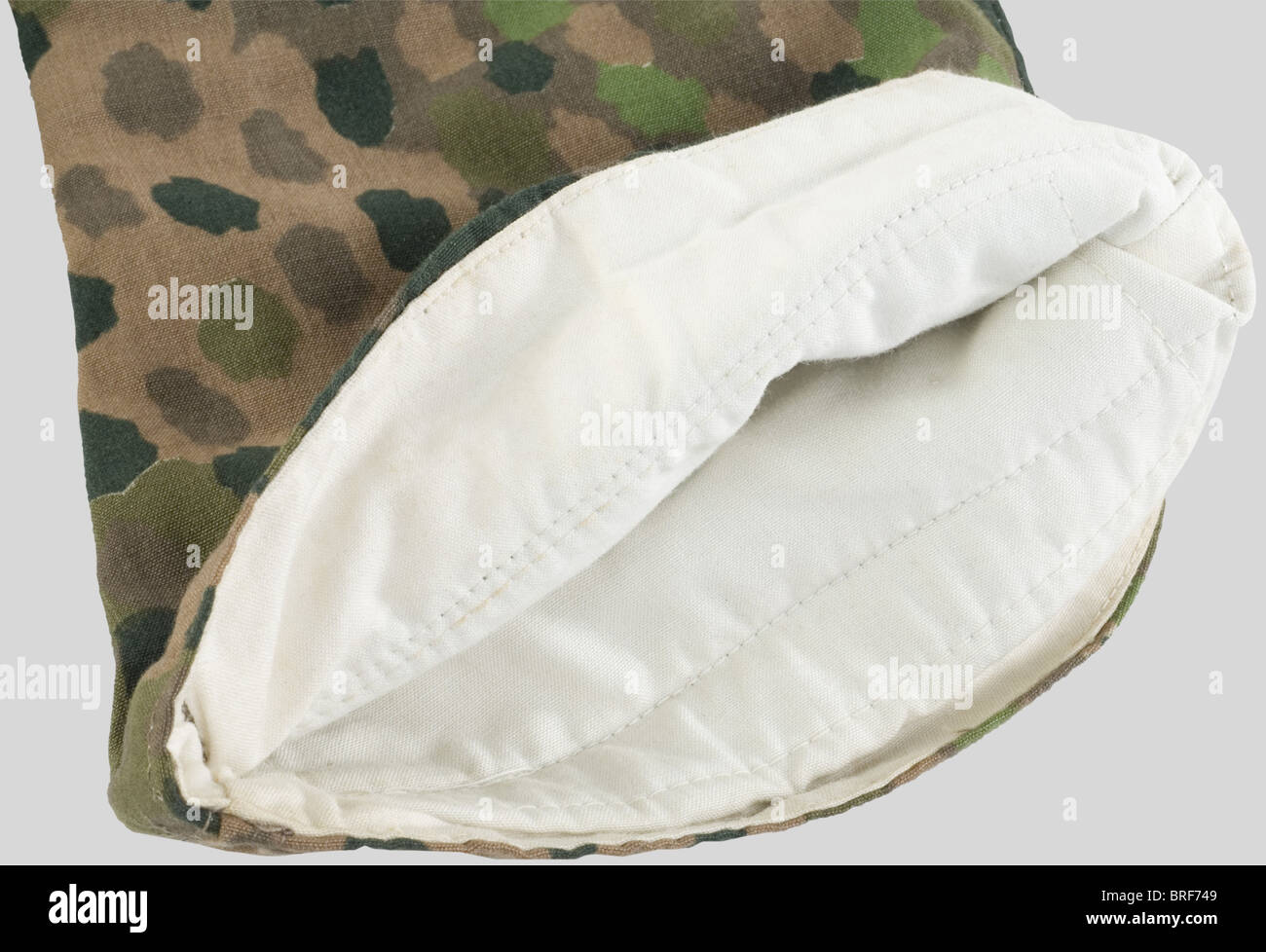 Schutzstaffel, Paire de gants camouflée Waffen-SS., Camouflage 'Petis Pois' réversible blanc, lacets de serrage absents., , Stock Photo