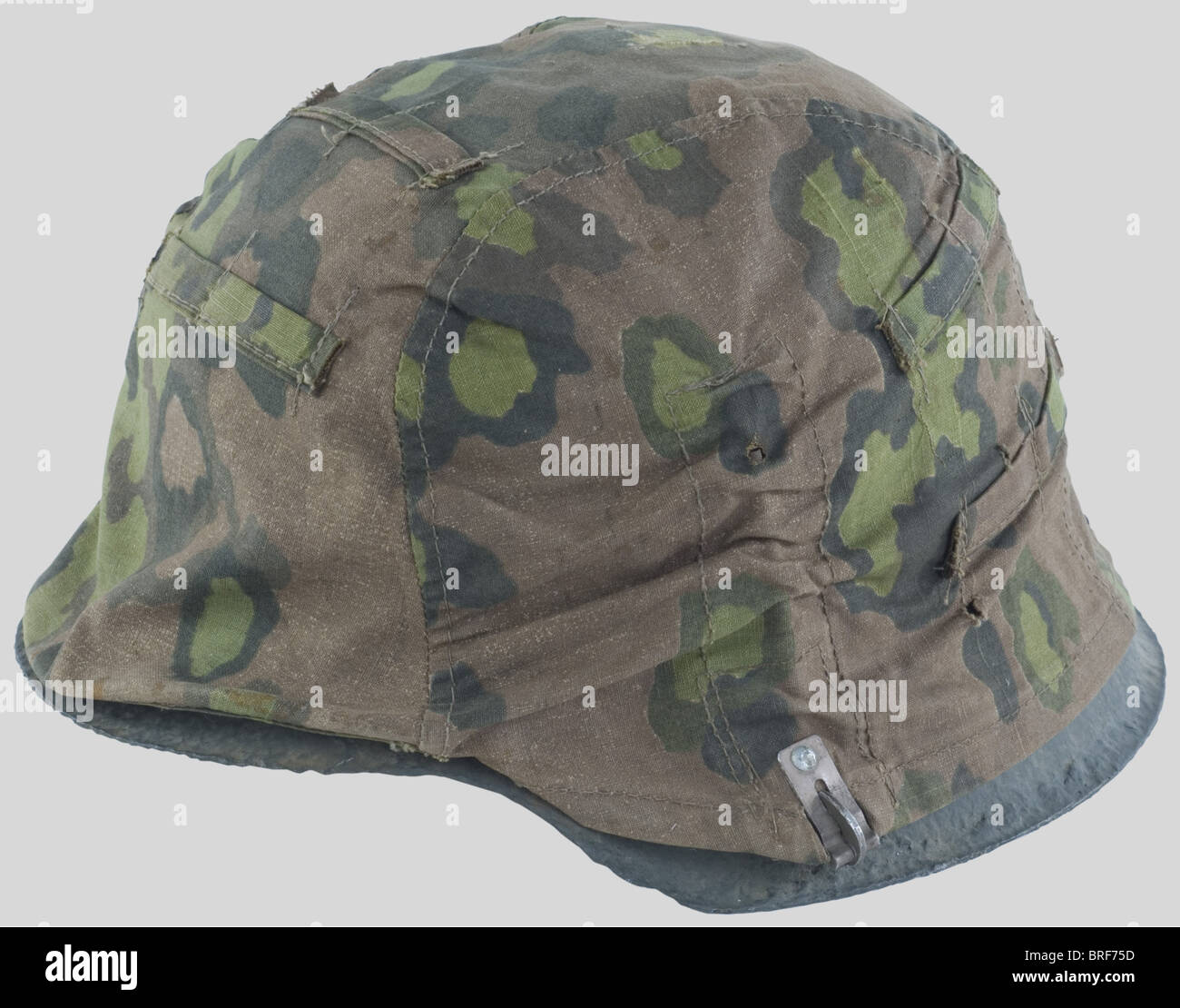 Schutzstaffel, Couvre-casque camouflé de la Waffen-SS., Camouflage dit  "Feuilles de chêne", réversible automne avec quatre crochets de fixation et  pattes de tissu sur le haut de la coiffe pour fixer des feuillages