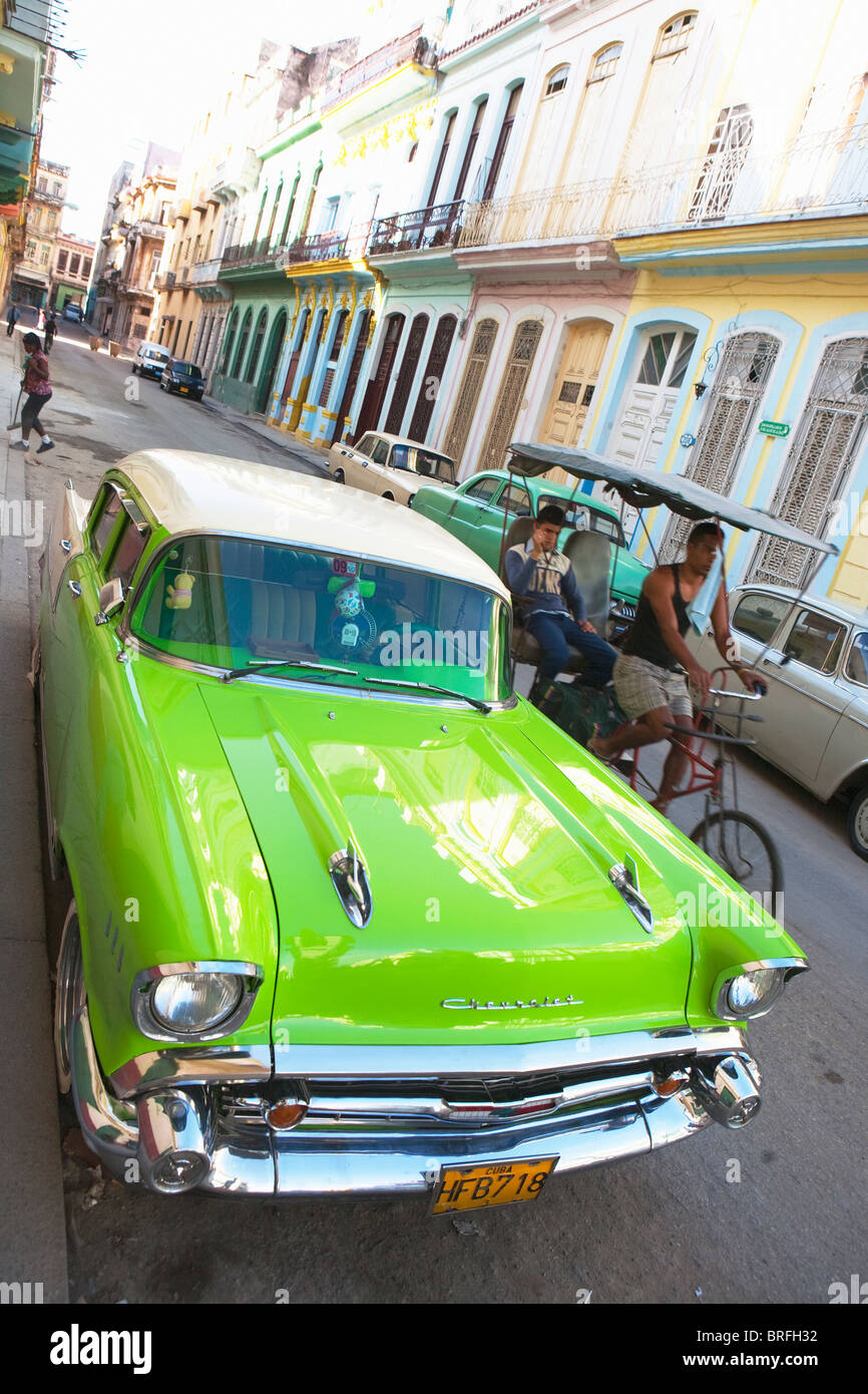 HAVANA: CLASSIC AMERICAN CAR AND RICKSHAW Stock Photo