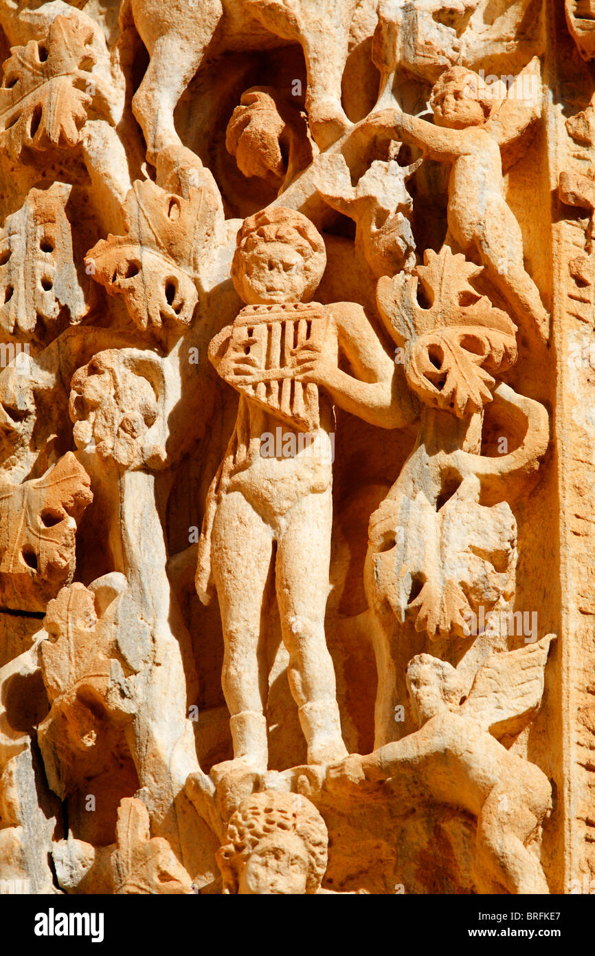 Ornately sculpted pillar with figures from the Dionysian procession at the Basilica of Severus, Leptis Magna, Libya Stock Photo