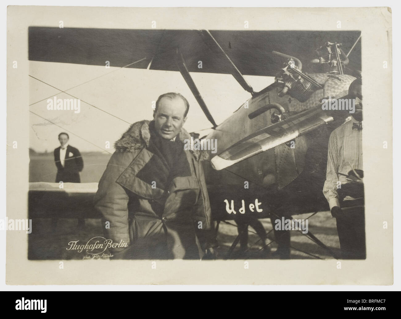 Ernst Udet - seven photo albums, from Udet's possessions, mainly pictures from the period of the First World War and the decade of the 20s in the 20th century. Album with serial number 1: Pasteboard binding 34 x 27 cm. 163 photos from the period 1915 to the beginning of 1916. Include people, 1910s, 20th century, troop, troops, armed forces, military, militaria, army, wing, group, air force, air forces, man, men, male, Stock Photo