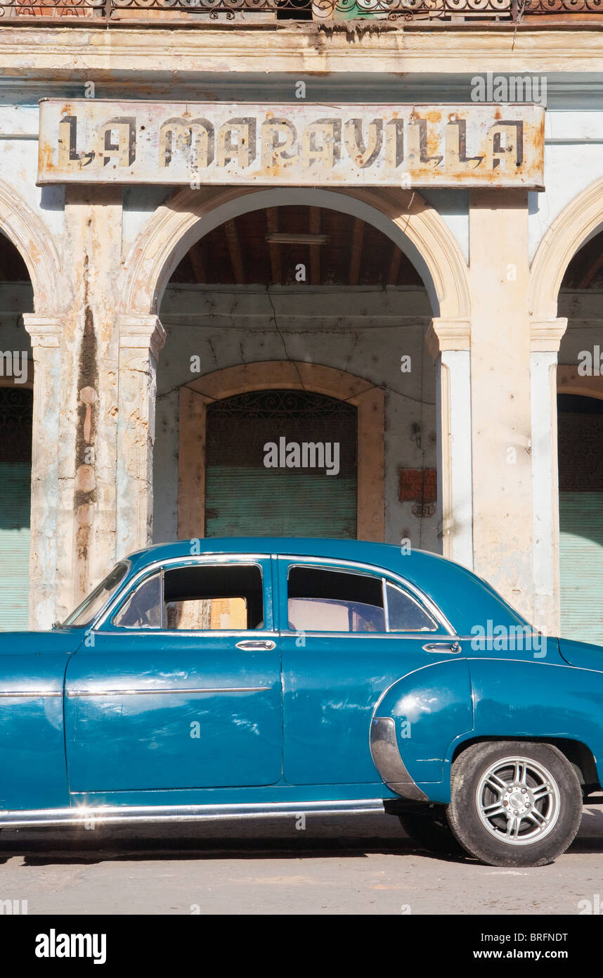HABANA VIEJA: CLASSIC AMERICAN CAR Stock Photo
