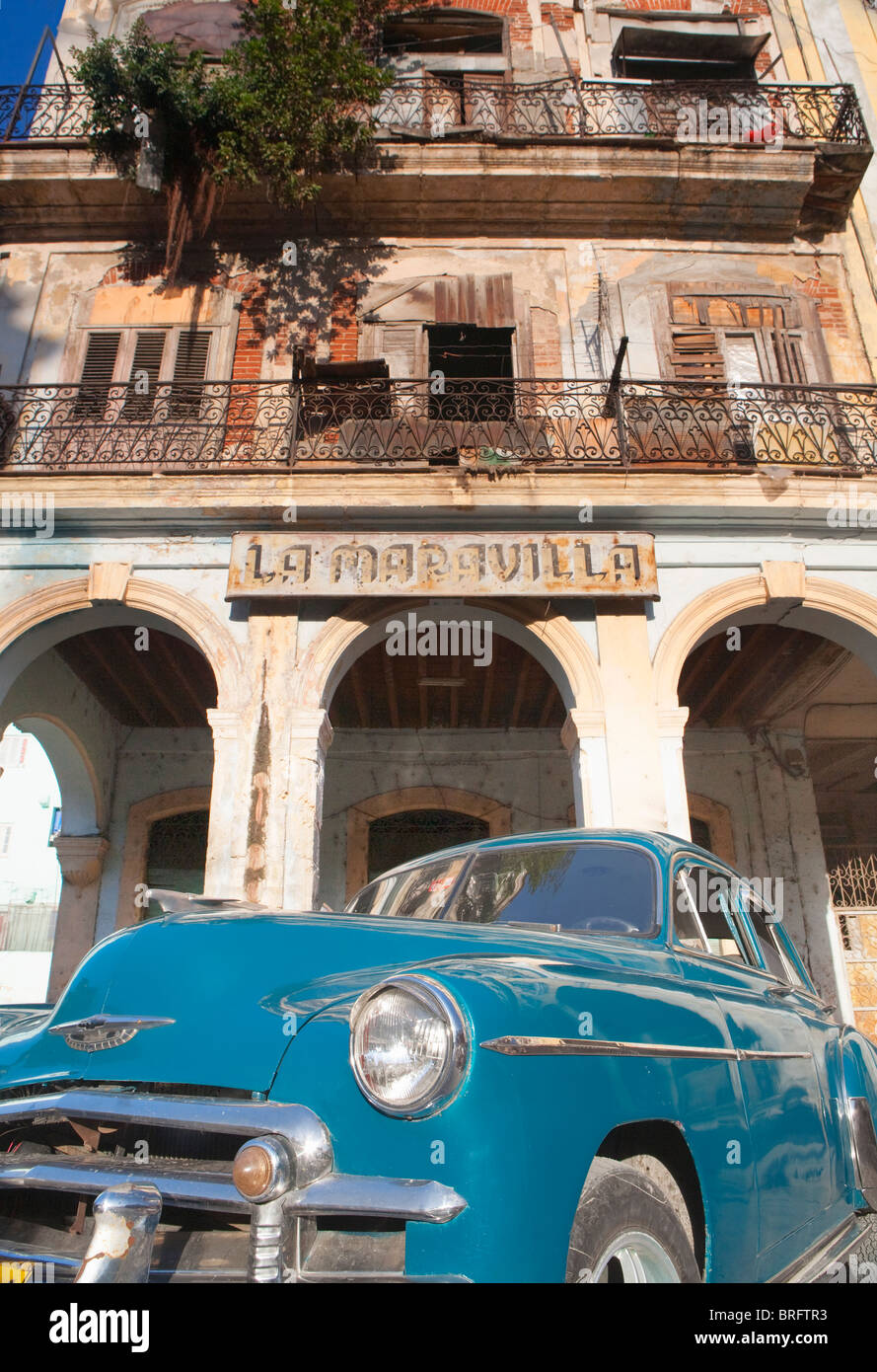 HABANA VIEJA: CLASSIC AMERICAN CAR AND COLONIAL BUILDING Stock Photo