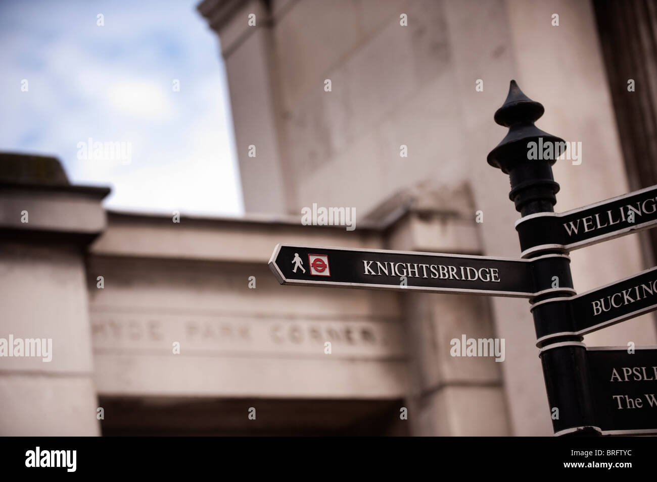 Knightsbridge Sign Hyde Park Corner London Stock Photo Alamy