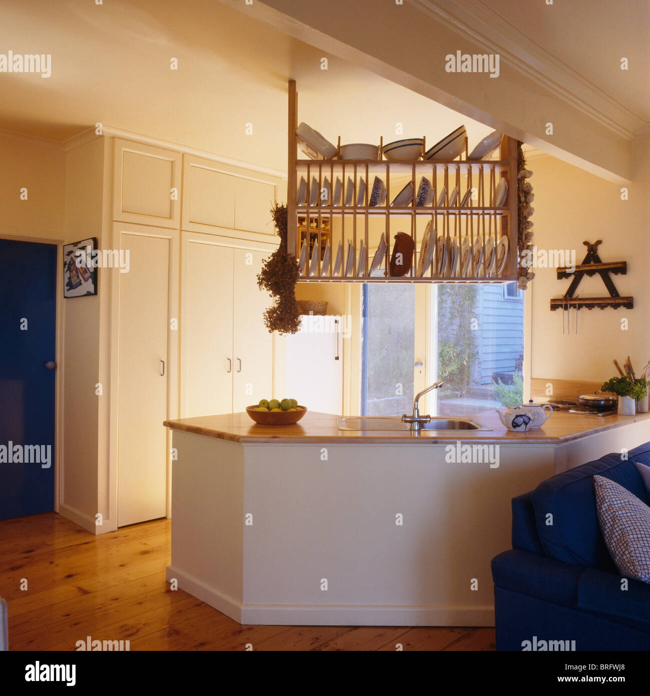 Plate racks in kitchen hires stock photography and images Alamy