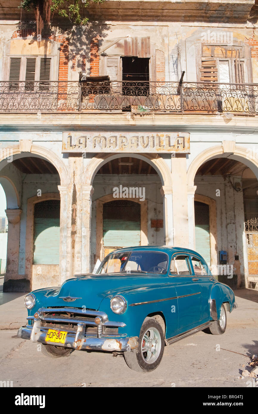 HABANA VIEJA: CLASSIC AMERICAN CAR AND COLONIAL BUILDING Stock Photo