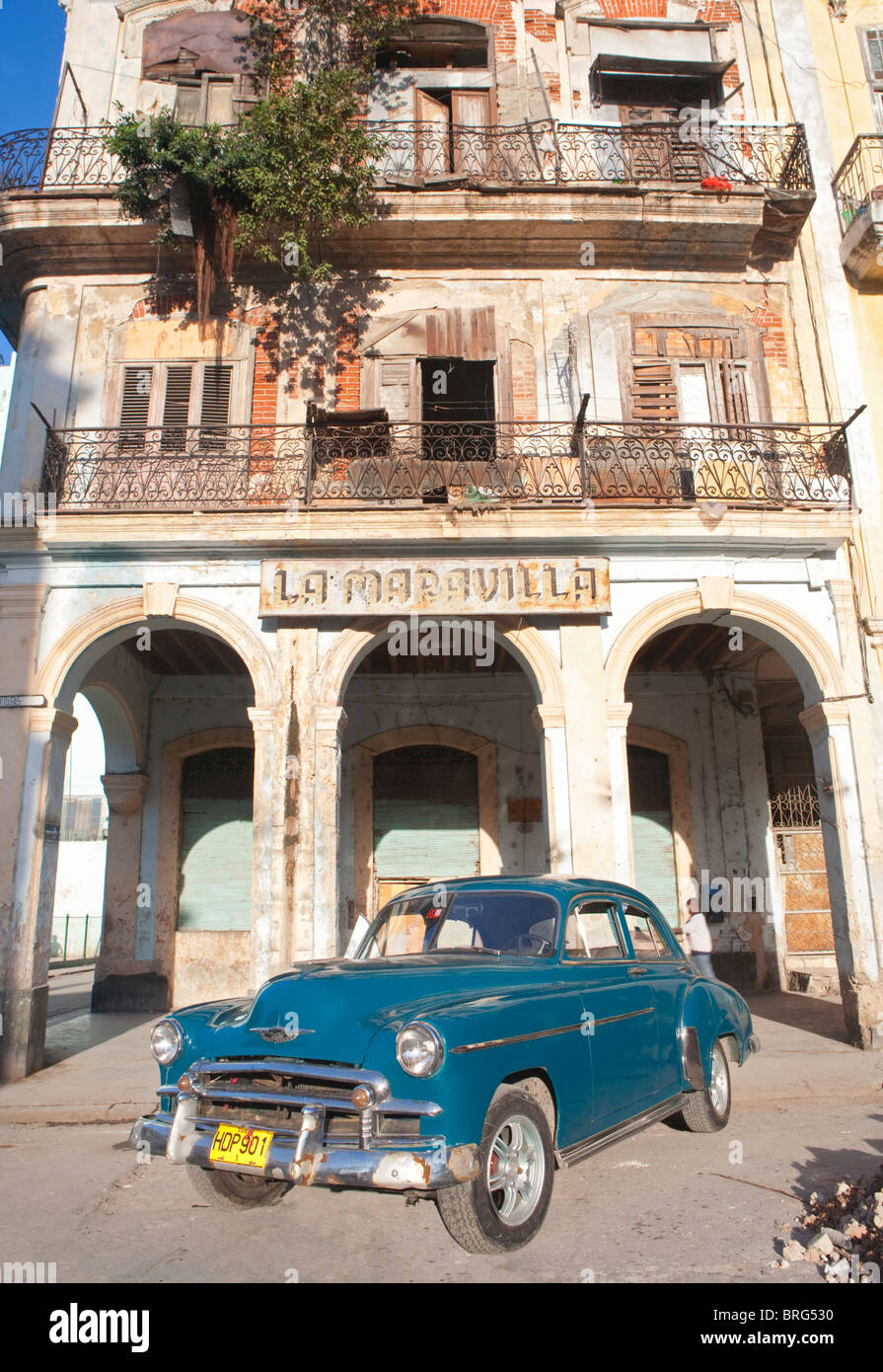 HABANA VIEJA: CLASSIC AMERICAN CAR AND COLONIAL BUILDING Stock Photo