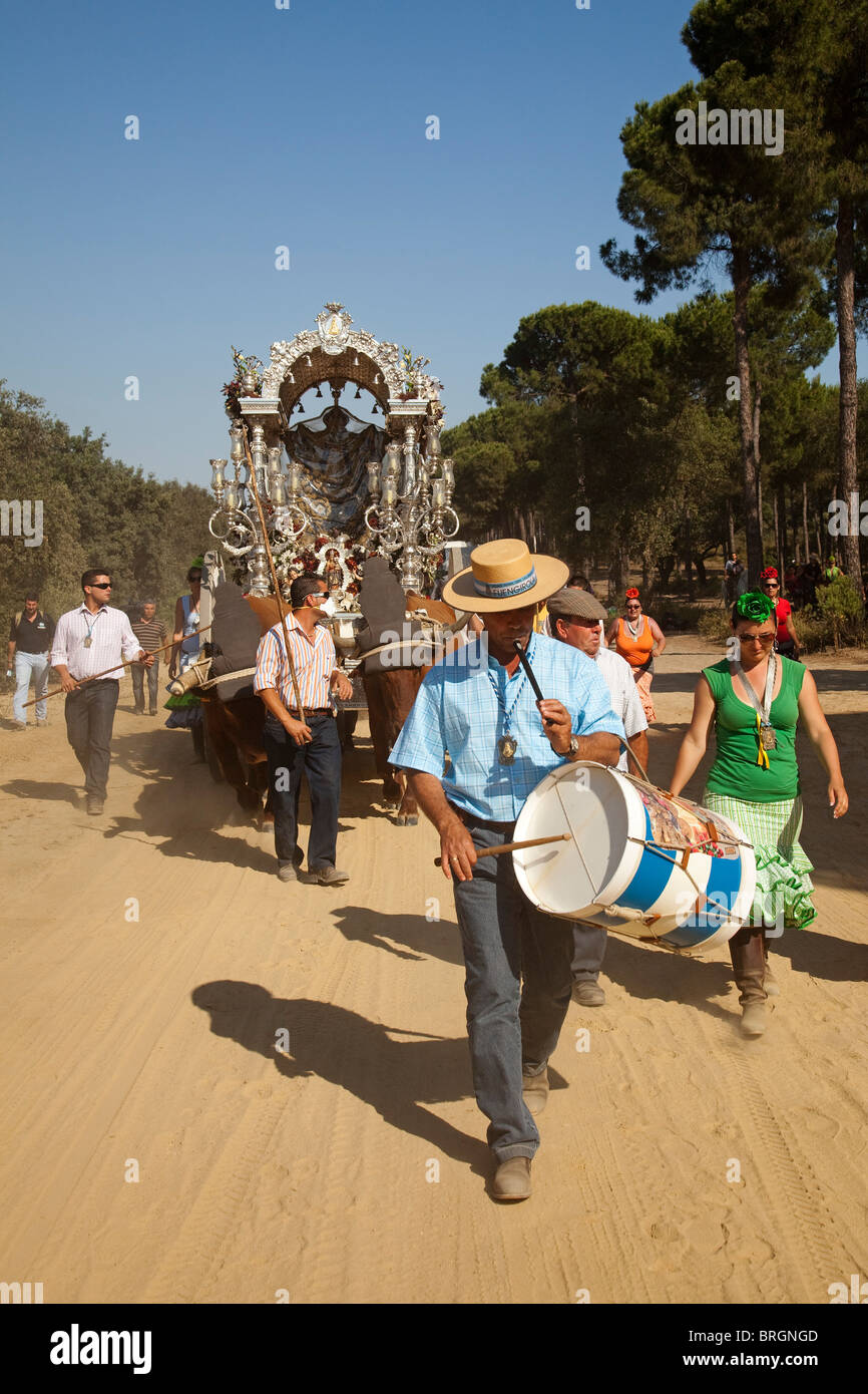 Peregrinos haciendo el Camino del El Rocio  Villamanrique Sevilla Andalucía España Pilgrims  Way of El Rocio andalusia spain Stock Photo