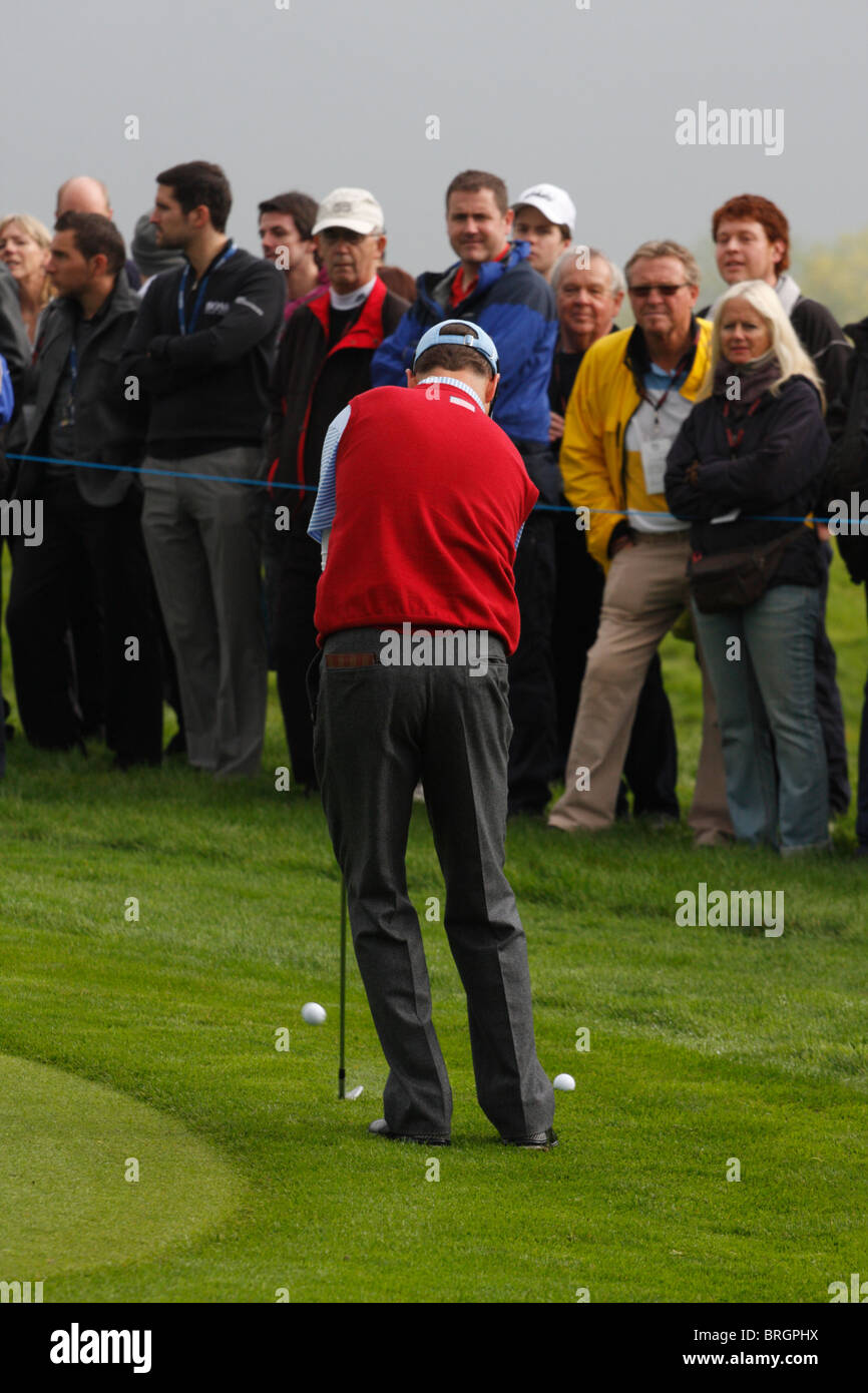 American Golfer chipping on the first practice day of the 2010 Ryder Cup, Celtic Manor, Newport, Wales Stock Photo