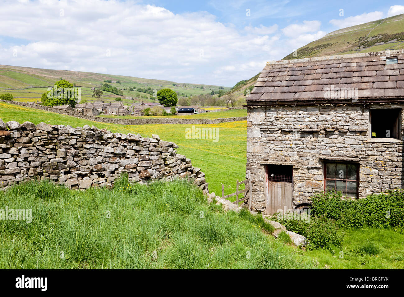 A traditional stone built barn in the Yorkshire Dales National Park village of Thwaite, Swaledale, North Yorkshire Stock Photo