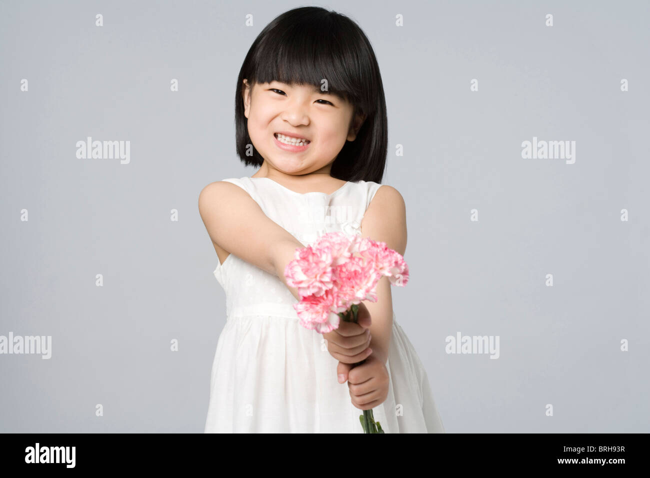 Little girl holding a bunch of flowers Stock Photo - Alamy