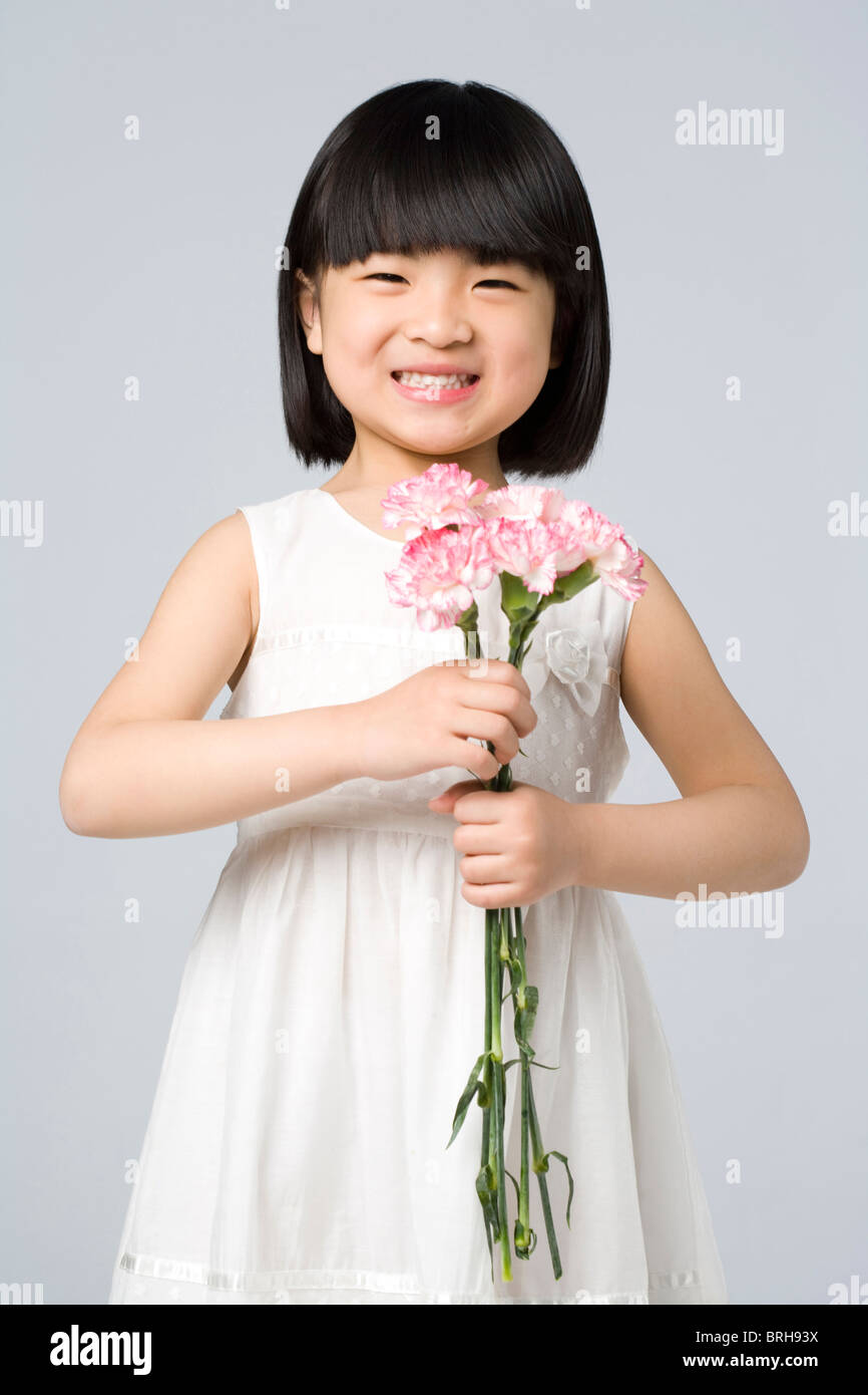 Little girl holding a bunch of flowers Stock Photo - Alamy