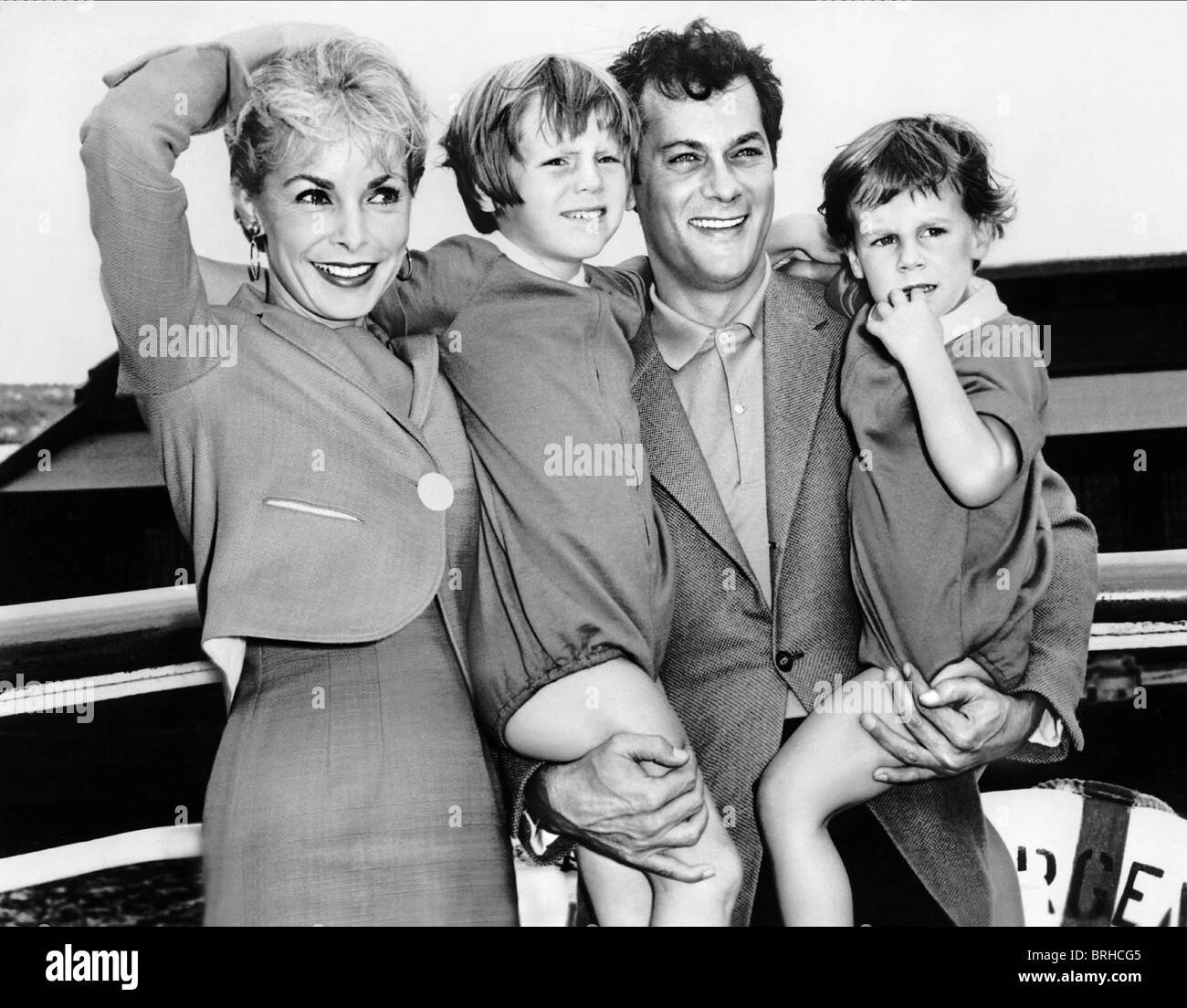 JANET LEIGH TONY CURTIS KELLY & JAMIE LEE CURTIS ACTOR & ACTRESS WITH CHILDREN (1961) Stock Photo