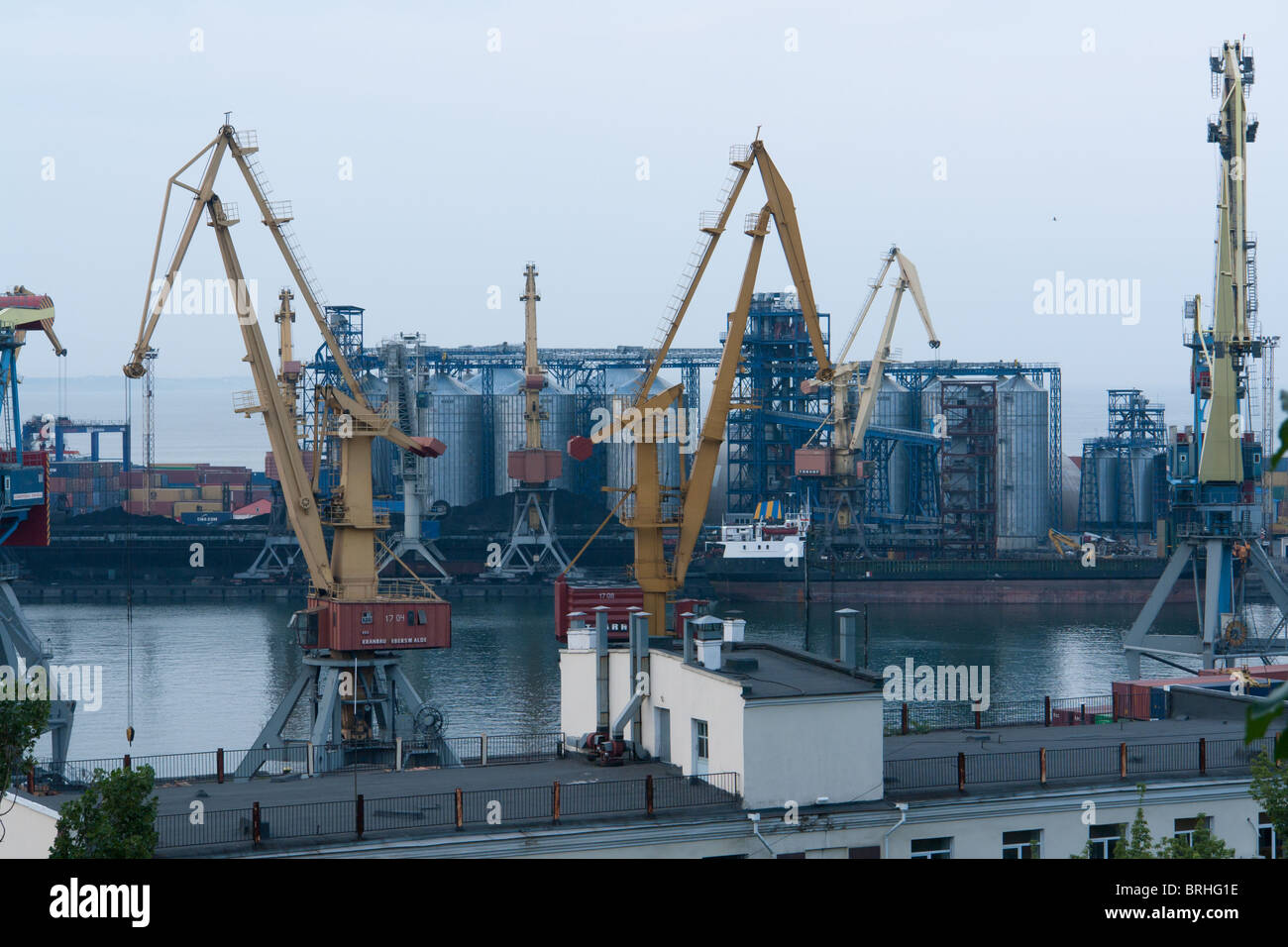 Dock cranes hi-res stock photography and images - Alamy