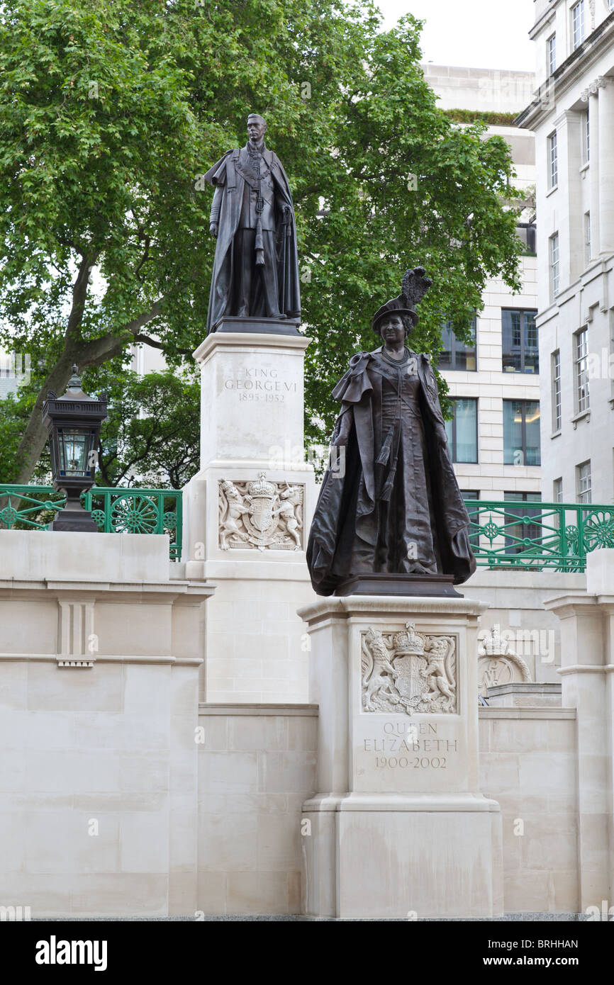 Bronze memorial statues of Queen Elizabeth and King VI in