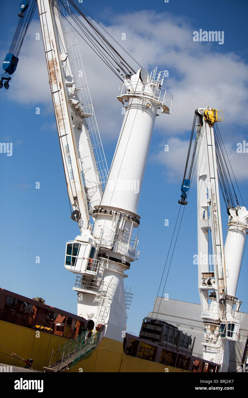 Specialized gantry Cranes on the "heavy lift vessel" Happy Ranger