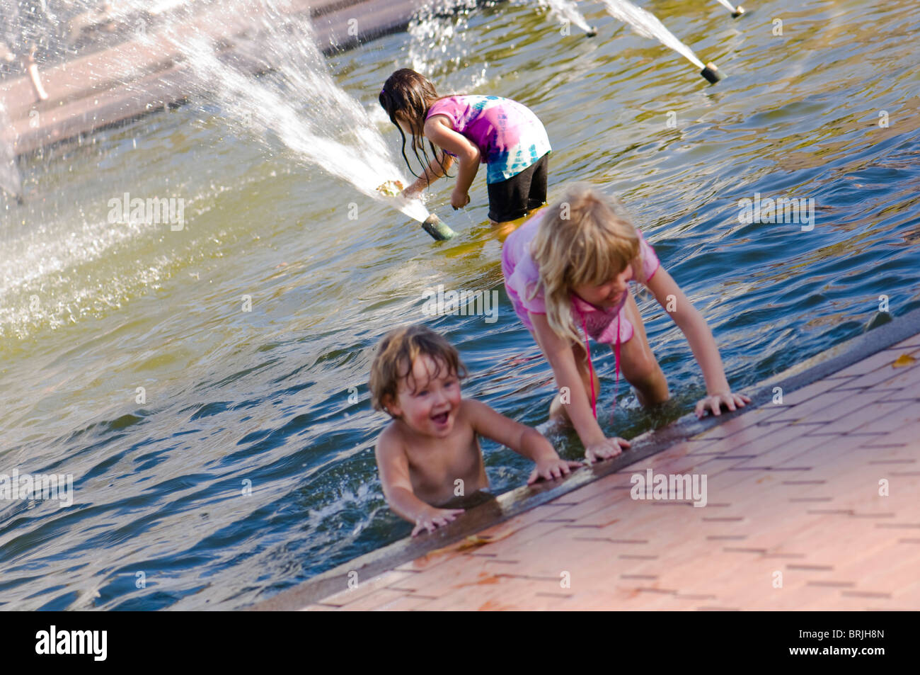 Kids playing in fountain Stock Photo - Alamy