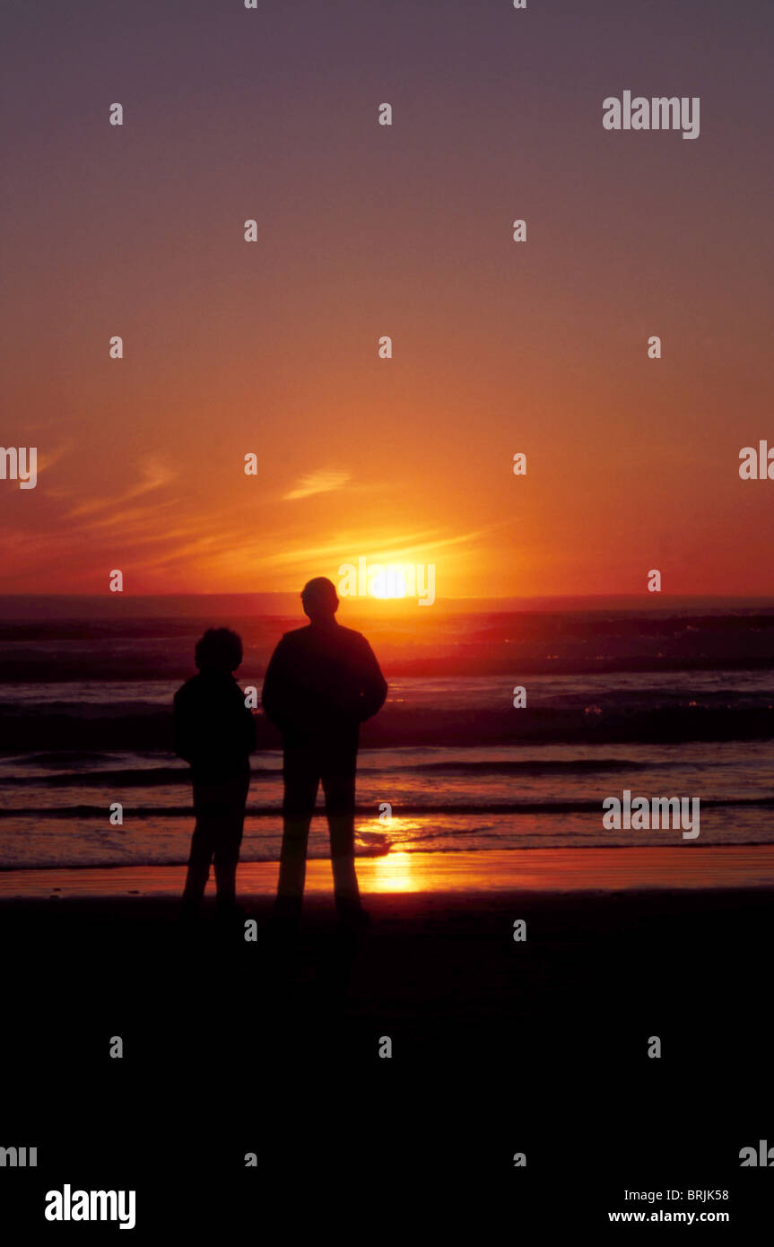 Couple watching the sunset on the beach hi-res stock photography and ...