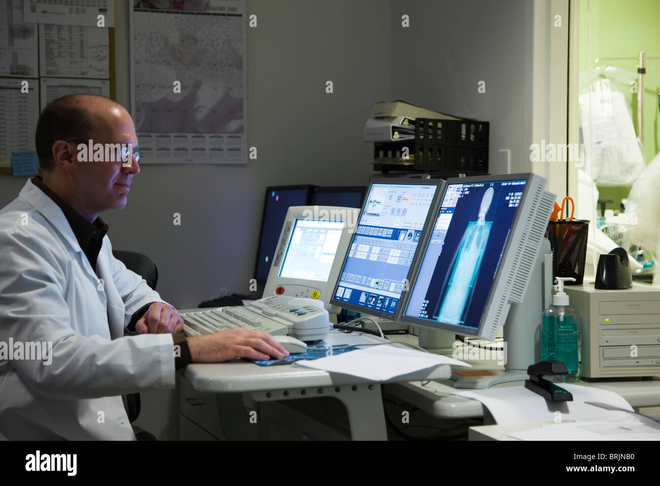 Doctors looking scans on monitor hires stock photography and images