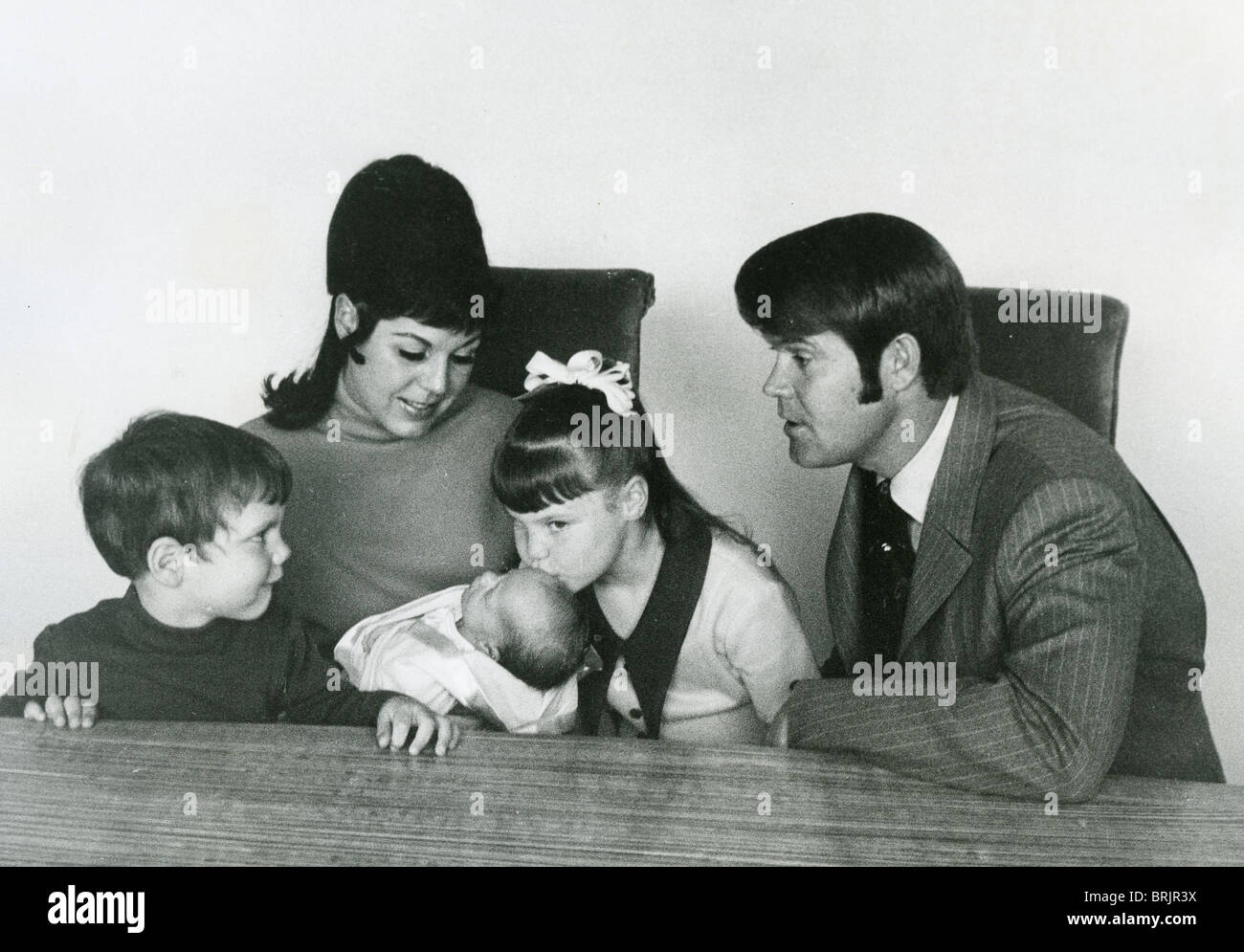 GLEN CAMPBELL US Country musician with second wife Billie Jean Nunley and their three children. Divorced 1975. Photo Doris Nieh Stock Photo