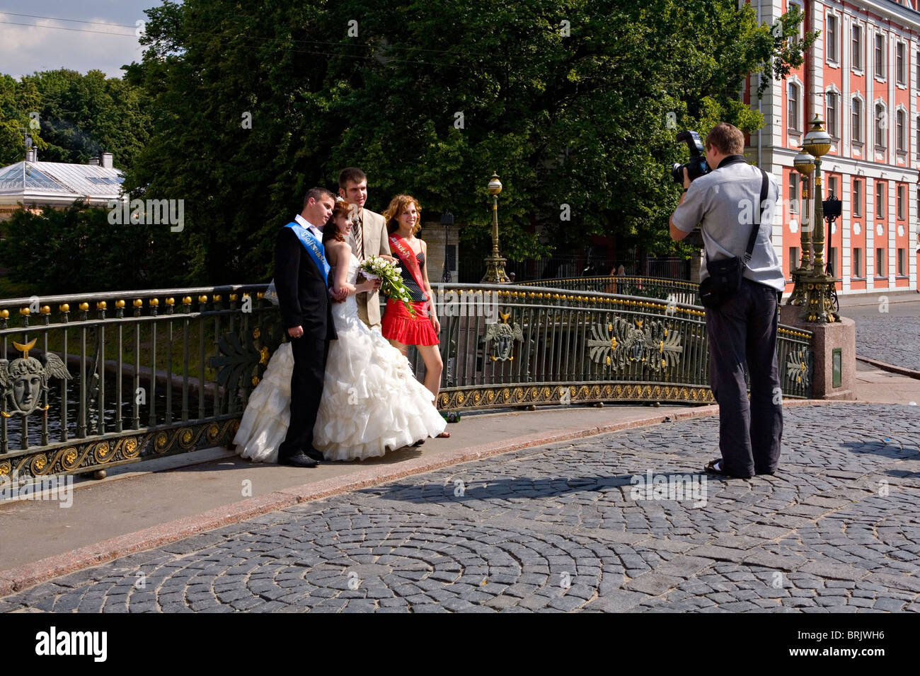 Posing bridge groom bridesmaid hi-res stock photography and images - Alamy Posing bridge groom bridesmaid hi-res stock photography and images - Alamy