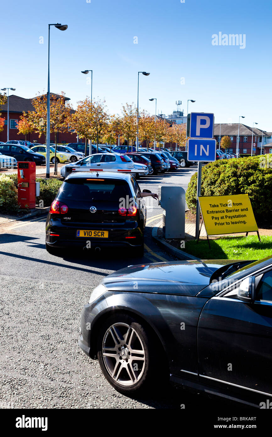 Hospital car park hi-res stock photography and images - Alamy