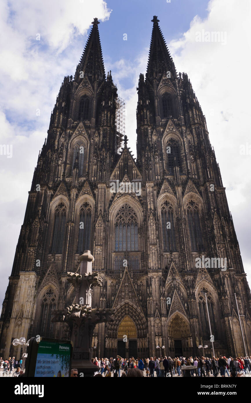 Germany, North Rhine-Westphalia, Cologne, the Louis Vuitton Store at the  Blau-Gold-House near the cathedral. Deutschland, Nordrhein-Westfalen, Koeln  Stock Photo - Alamy