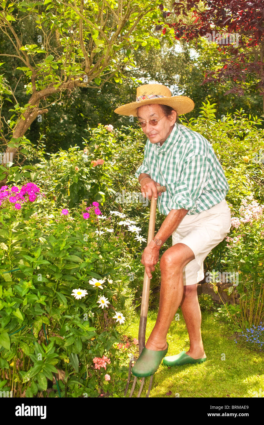 Gartenarbeit senior hires stock photography and images Alamy