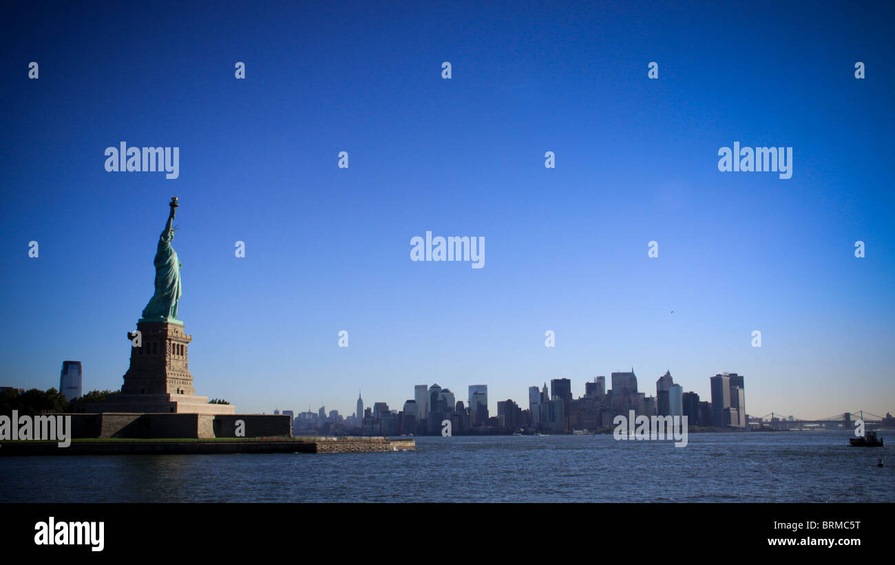 New york skyline sunrise statue hi-res stock photography and images - Alamy