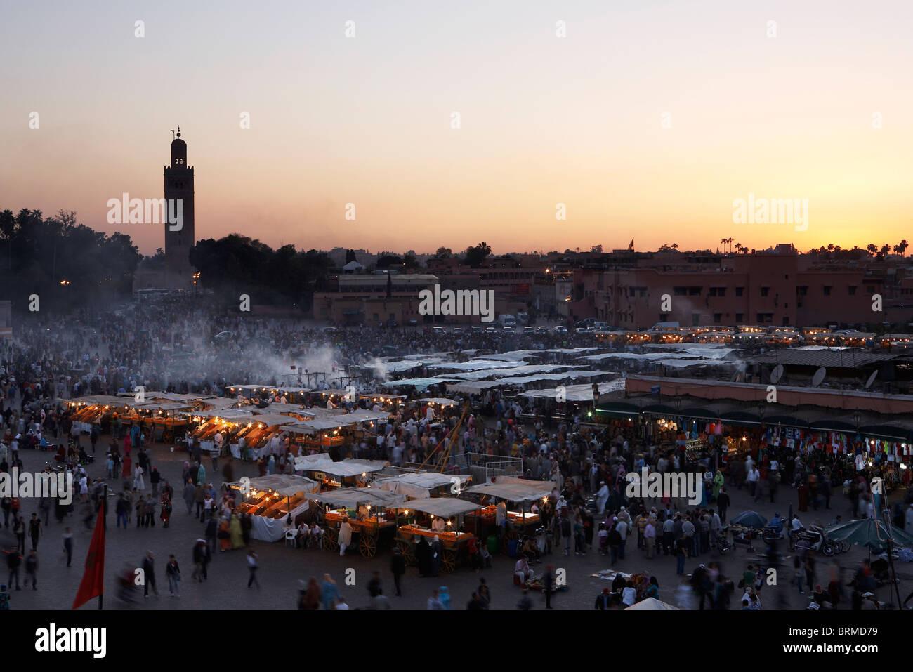 MARRAKESH: ELEVATED VIEW FOOD STALLS IN DJEMAA EL FNA AND KOUTOUBIA MOSQUE AT SUNSET Stock Photo