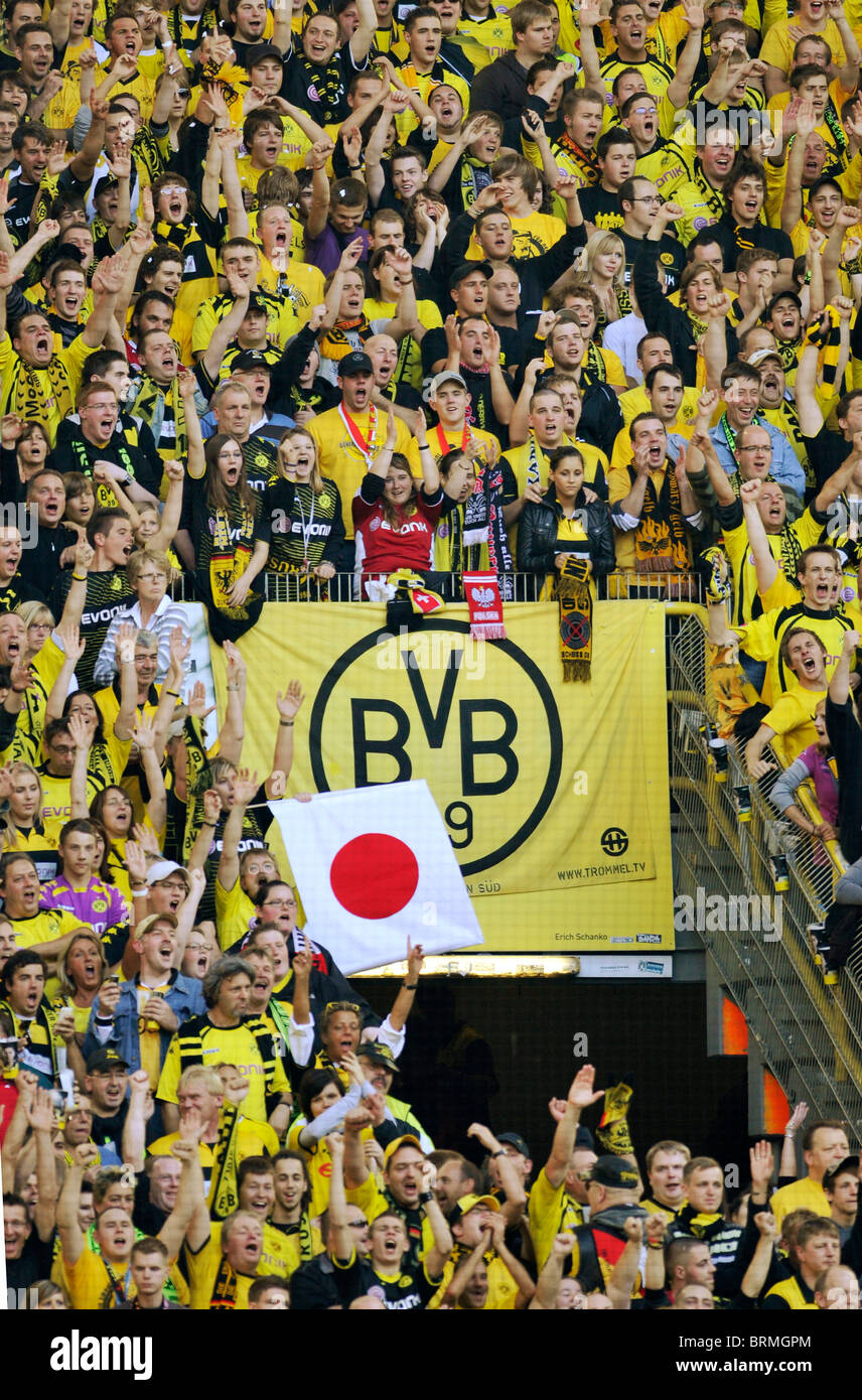 football supporters of german Bundesliga club Borussia Dortmund present the  team logo and a japanese flag Stock Photo - Alamy