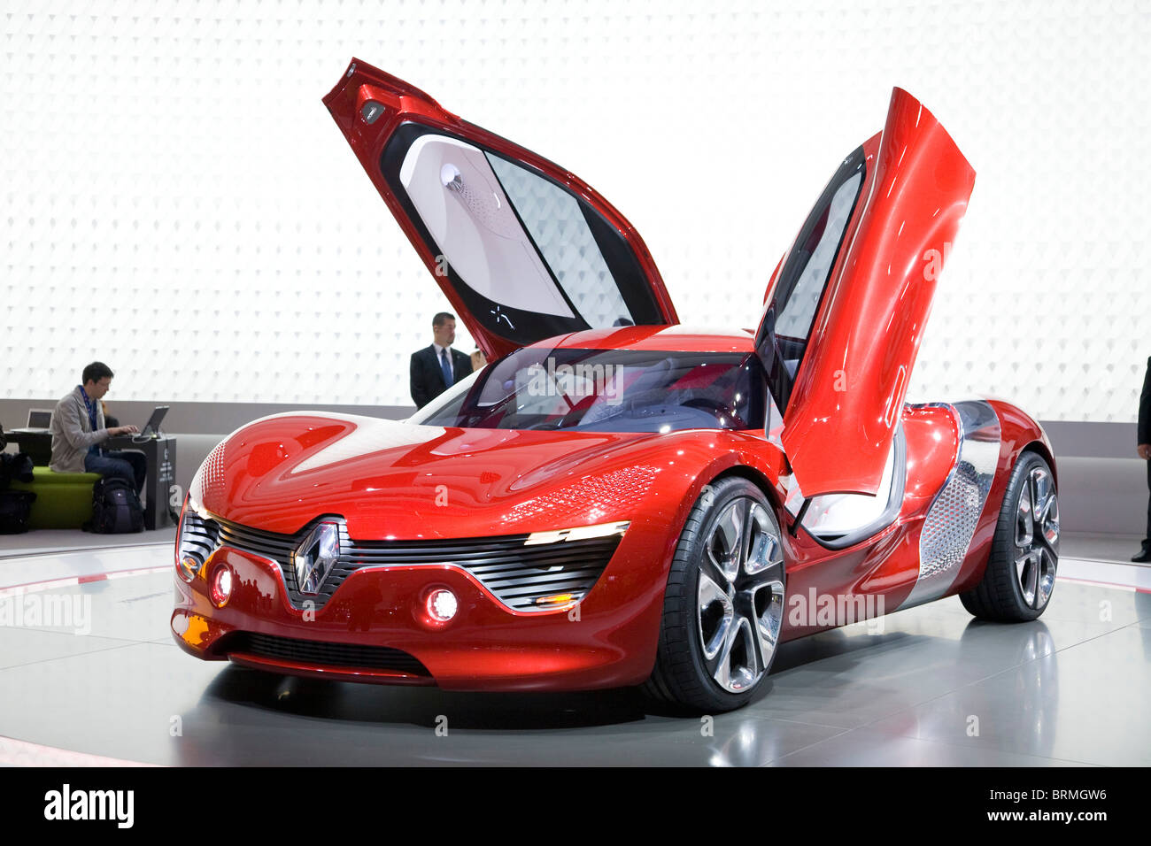 Live Paris 2010 Renault DeZir - Sport Auto