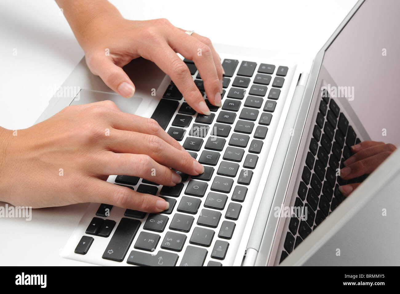 Человек печатает на клавиатуре
