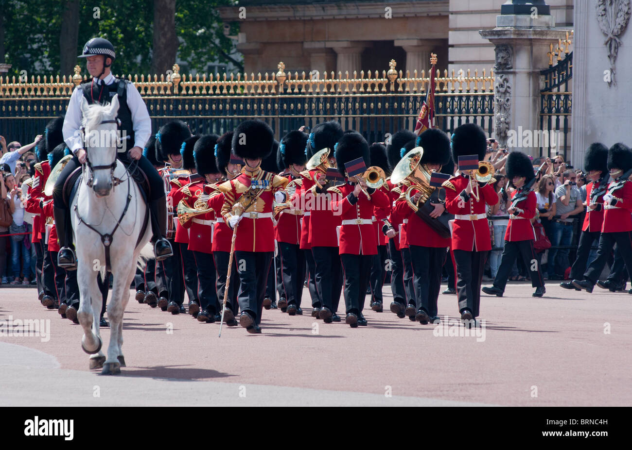 Coldstream guards band at the gates of Buckingham palace, London Stock Photo