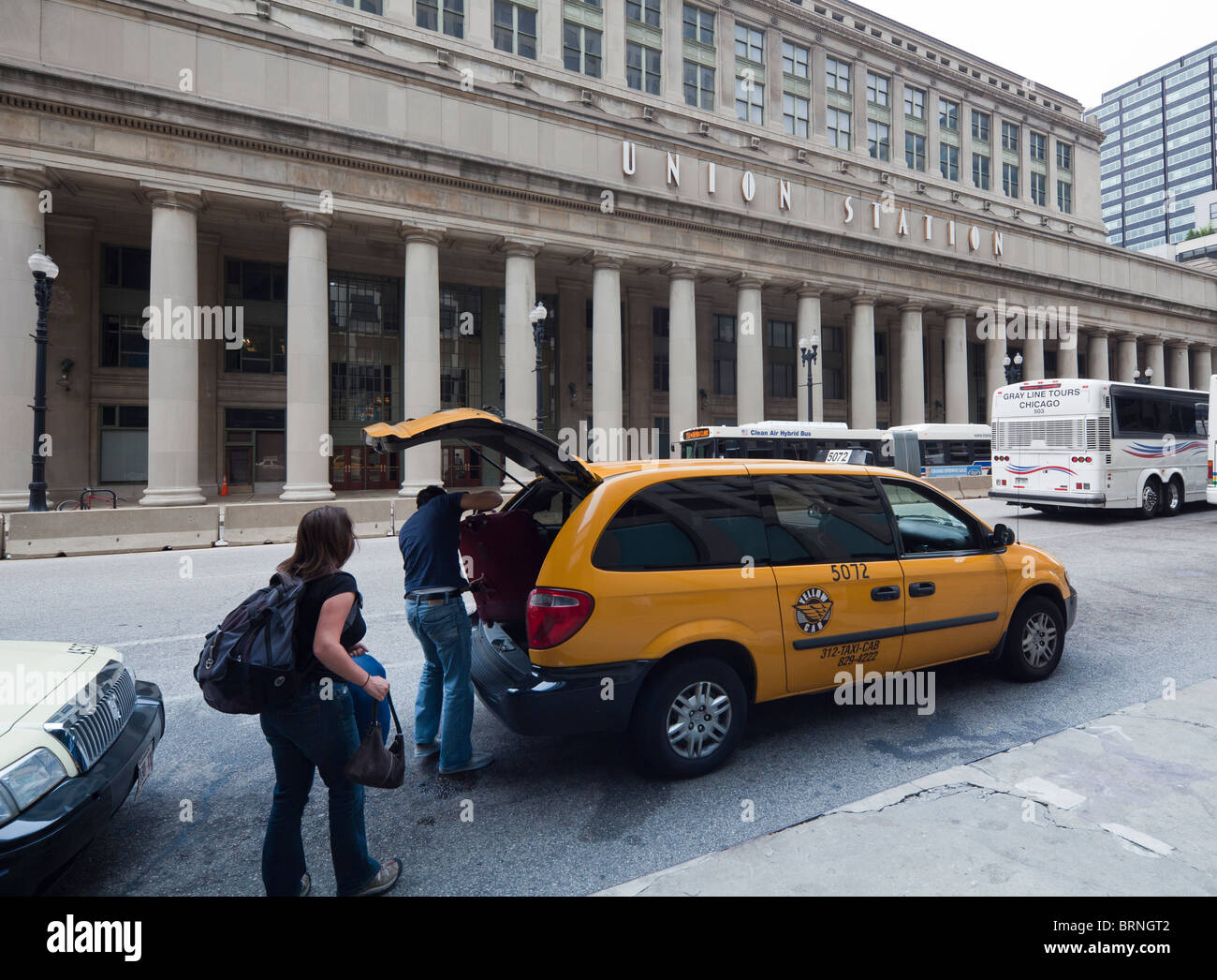 taxi driver loading luggage outside Union Station, Chicago, Illinois, USA Stock Photo