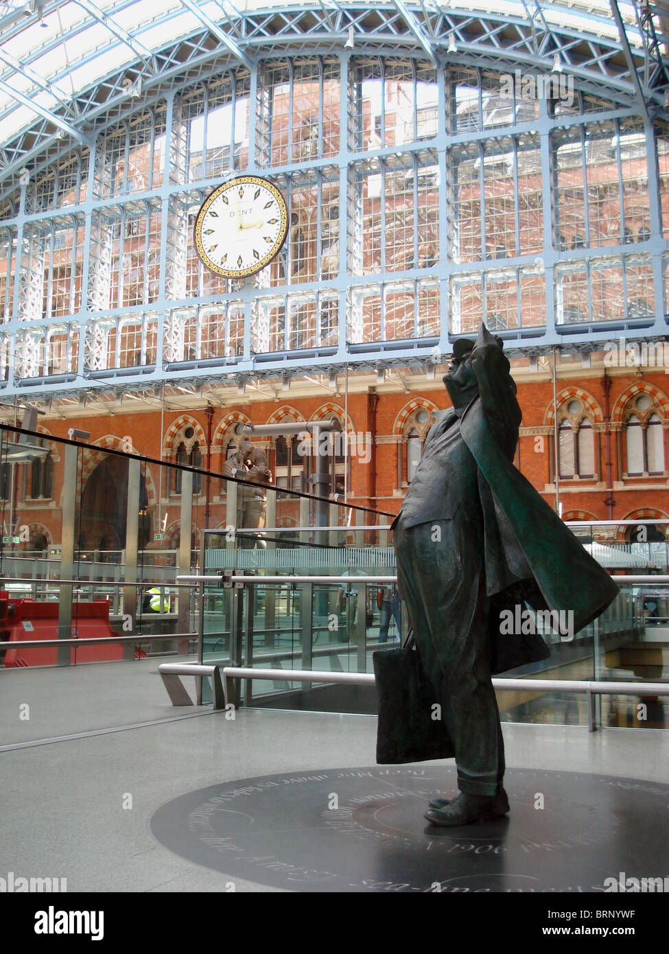 Statue of poet John Betjeman by Martin Jennings, St.Pancras International station Stock Photo