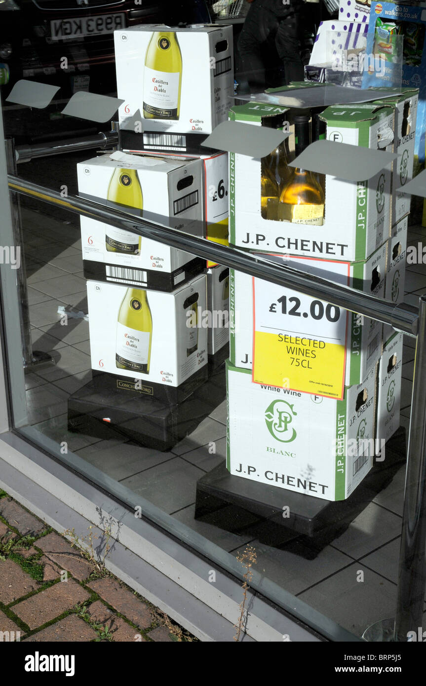 CHEAP ALCOHOL DRINK OFFER AT TESCO EXPRESS SUPERMARKET IN LONDON Stock