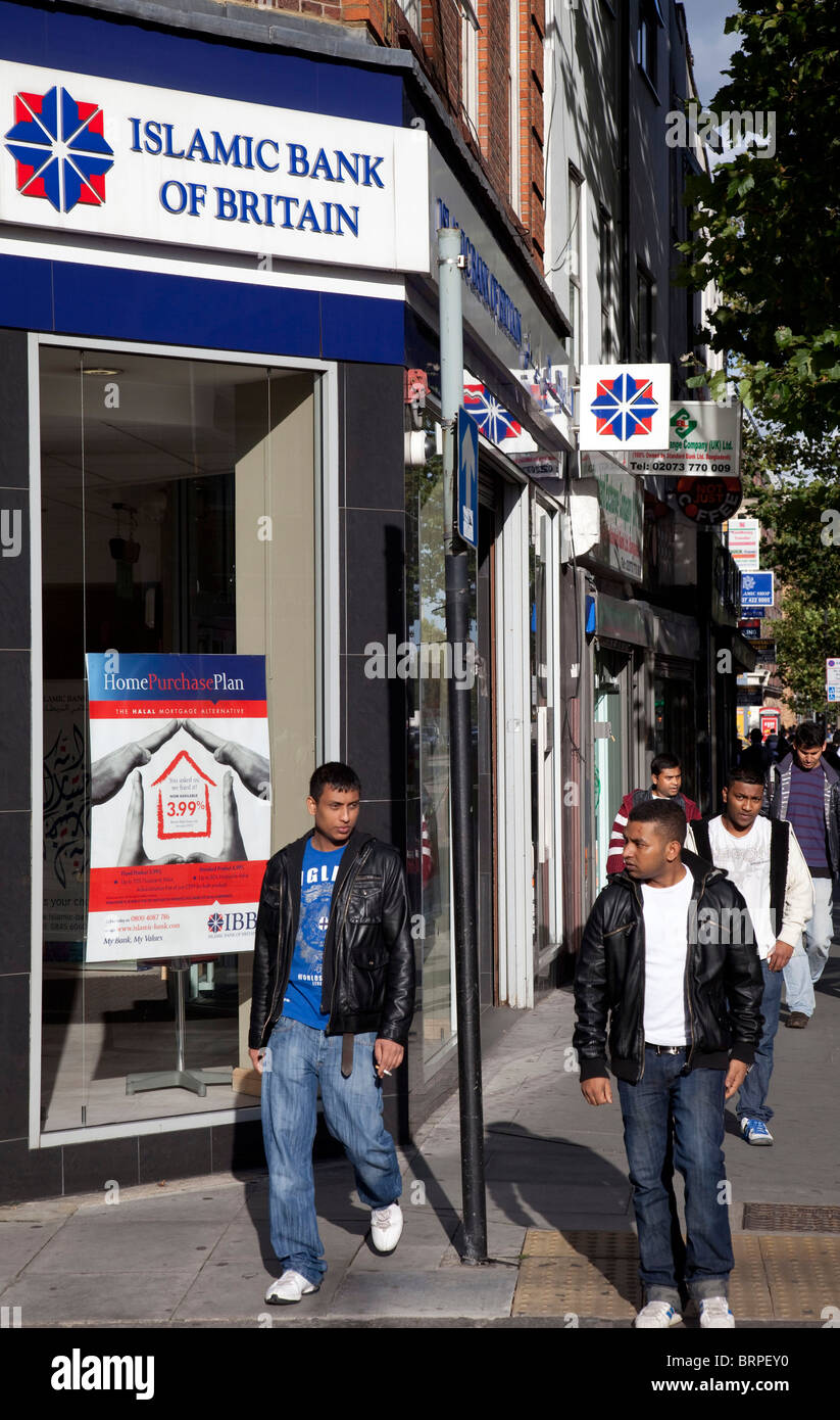 People from various ethnic, predominantly Muslim backgrounds around the market on Whitechapel High Street in East London. Stock Photo