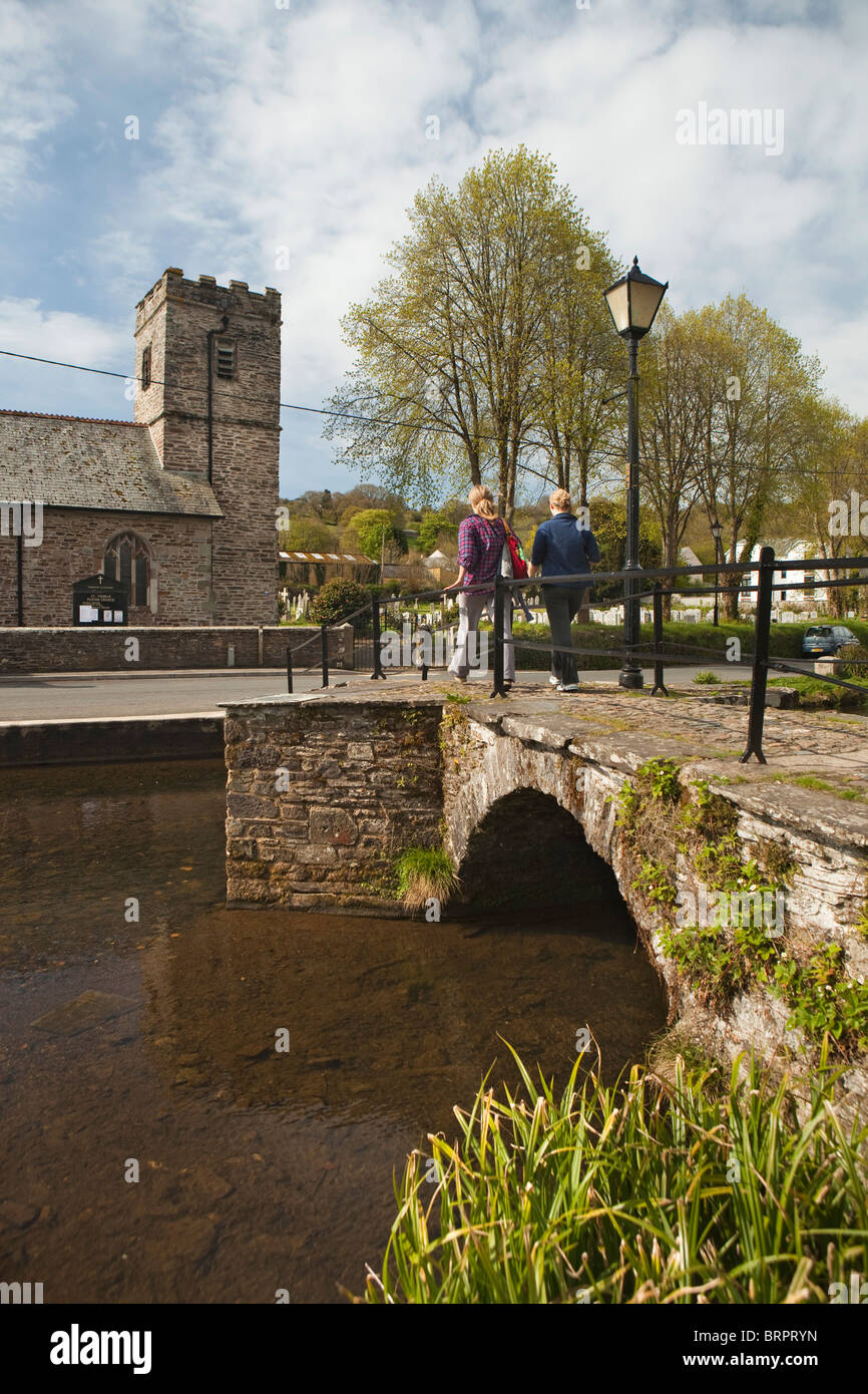 UK, England, Cornwall, Launceston, St Thomas’ Church and packhorse bridge over River Kensey Stock Photo