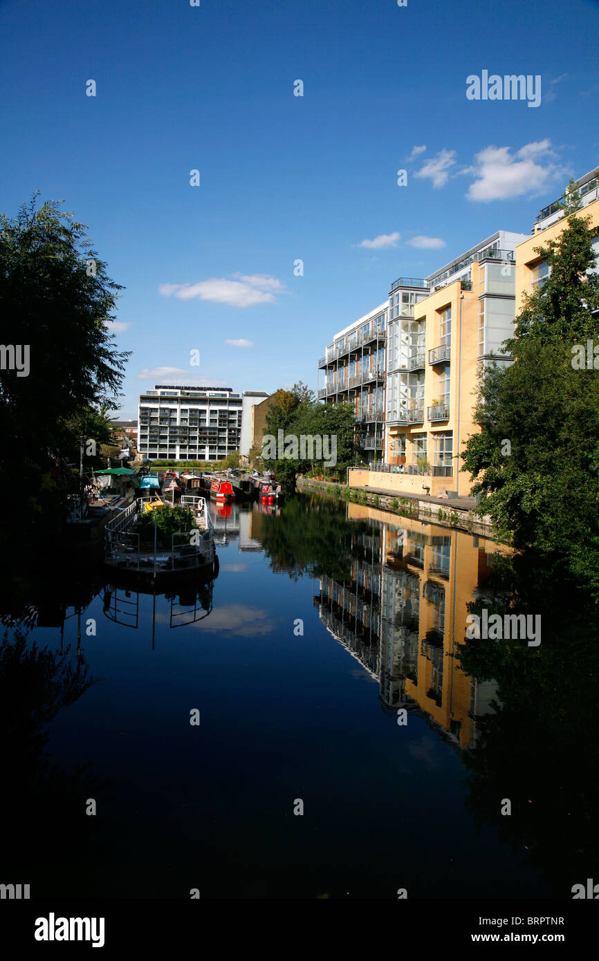 Canal boats moored in Kingsland Basin, De Beauvoir Town, London, UK Stock Photo