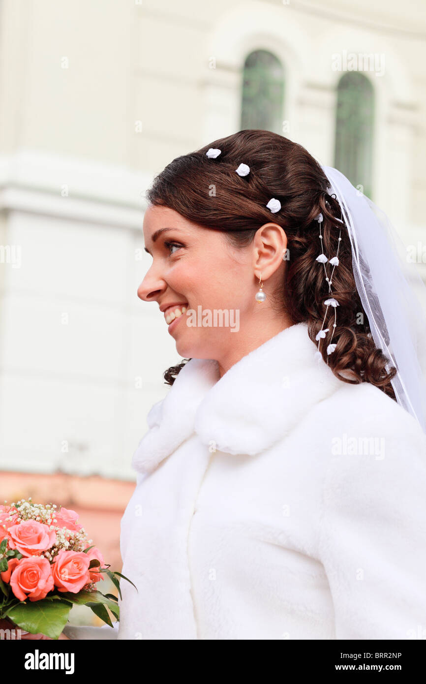 smiling bride with bouquet of pink roses Stock Photo - Alamy