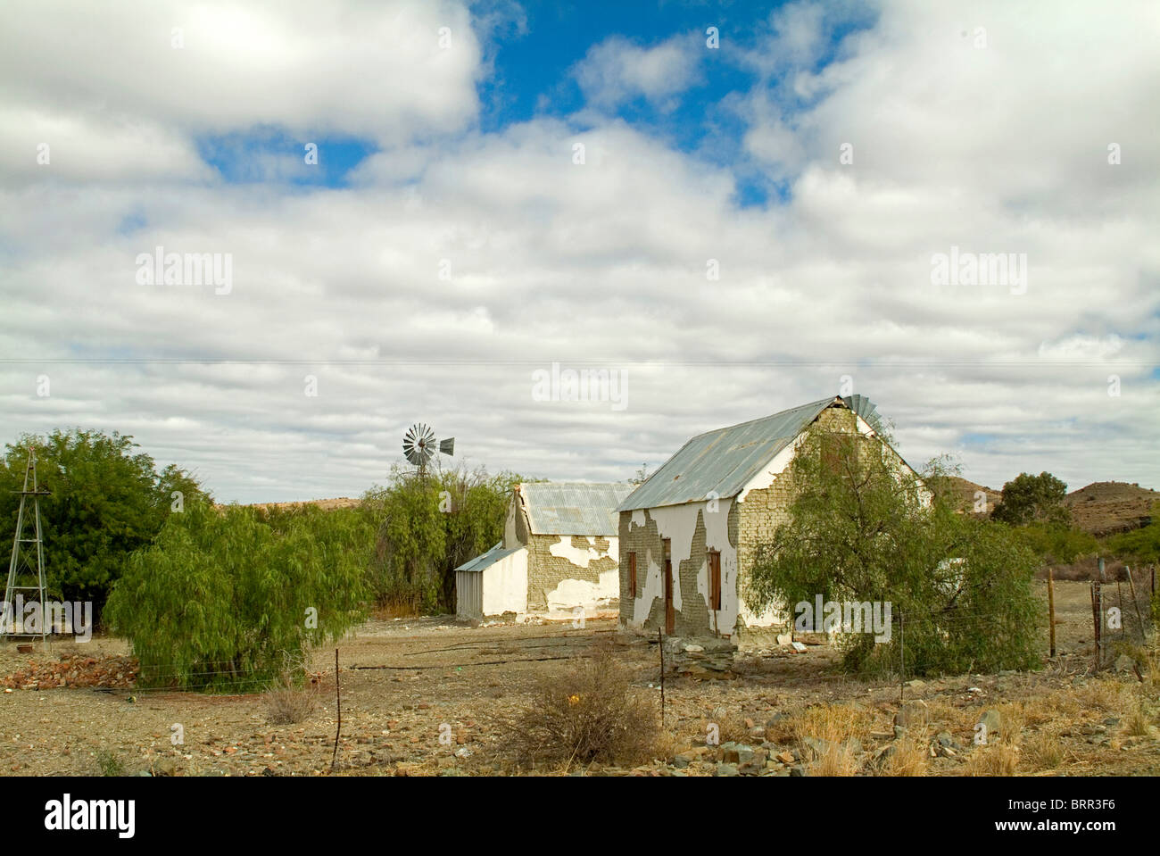 A deserted farmhouse stands crumbling in the Karoo Stock Photo