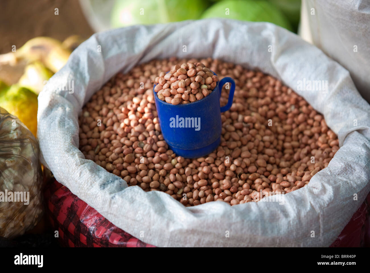 https://c8.alamy.com/comp/BRR40P/large-bag-of-peanuts-for-sale-by-the-cupful-at-a-market-in-inhambane-BRR40P.jpg