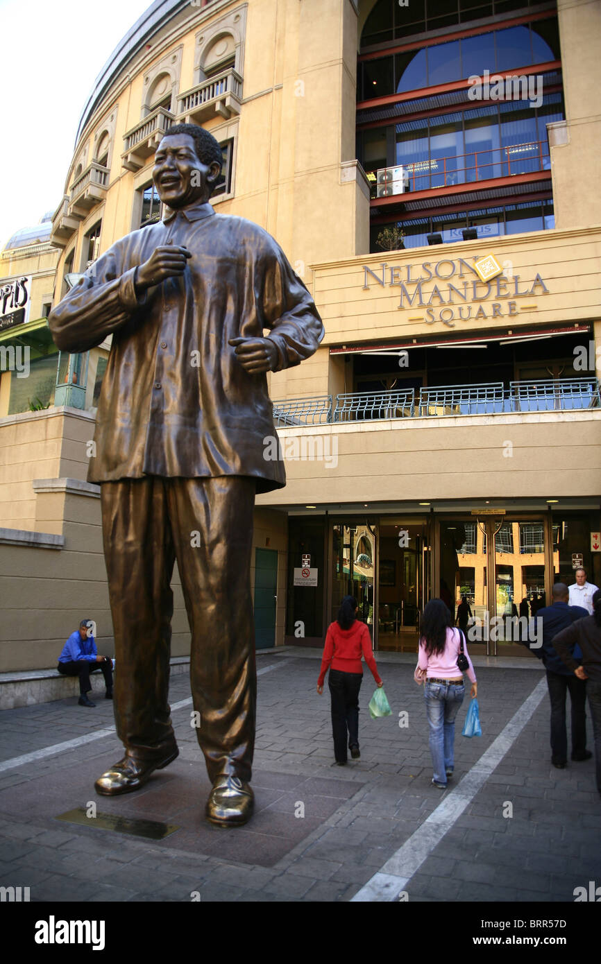 Nelson Mandela statue at Nelson Mandela Square in Sandton Stock Photo