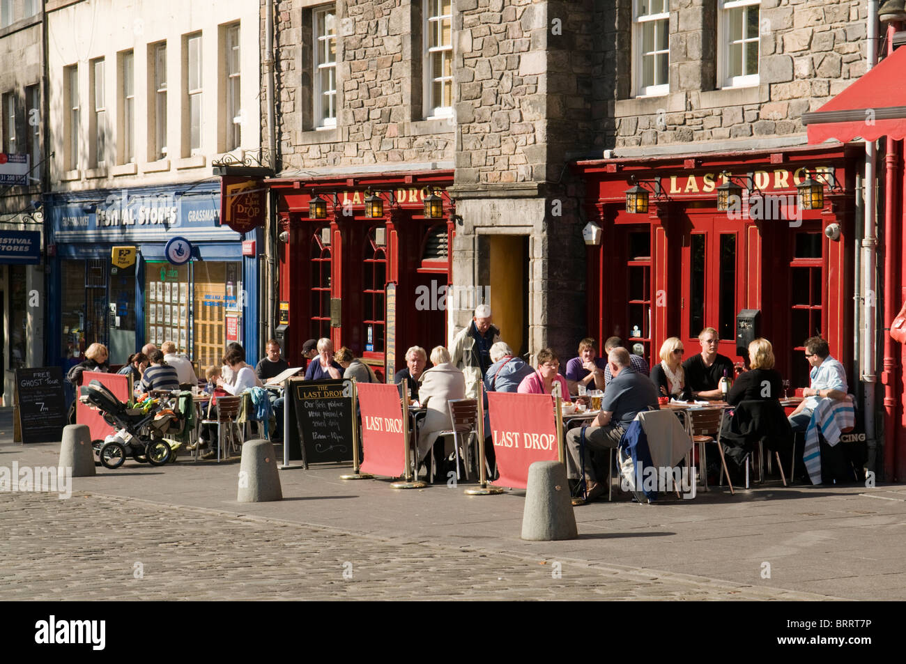 Outdoor Dining in the Grassmarket, Edinburgh, Scotland, UK Stock Photo