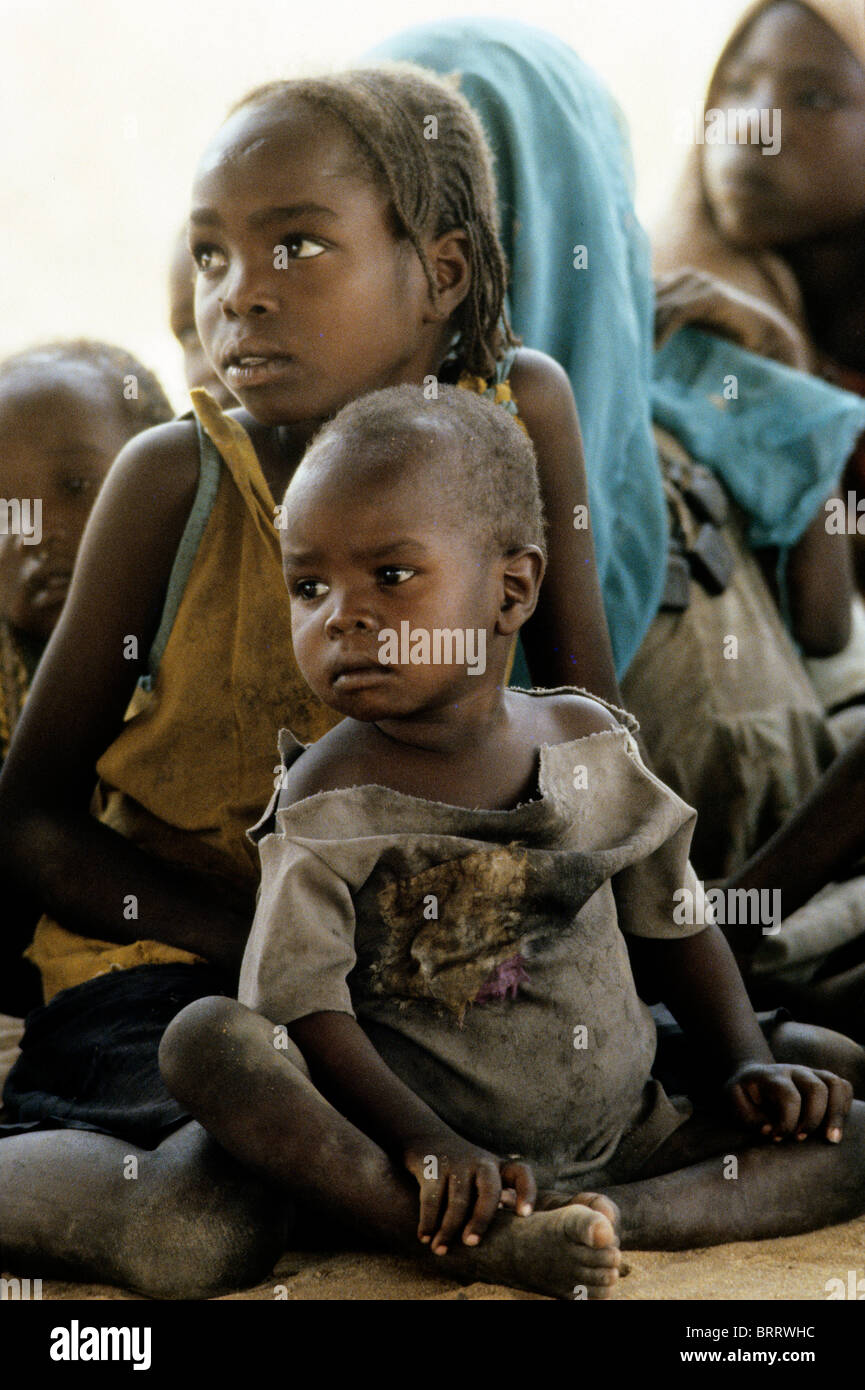 Famine in the Darfur region of the Sudan, 1985. Red Cross Nurses feed and care for famine refugee children Stock Photo