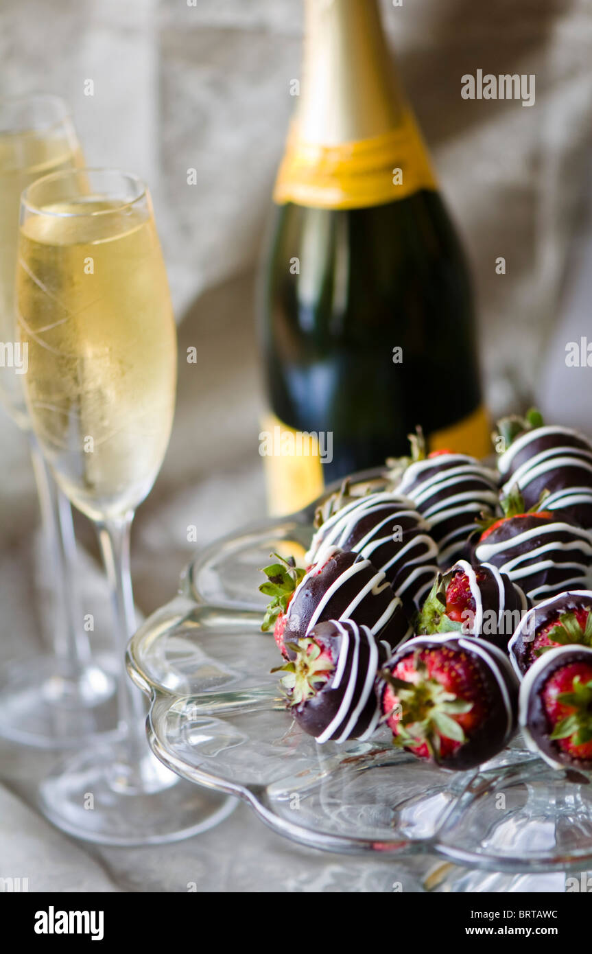 Champagne and chocolate covered strawberry Stock Photo - Alamy