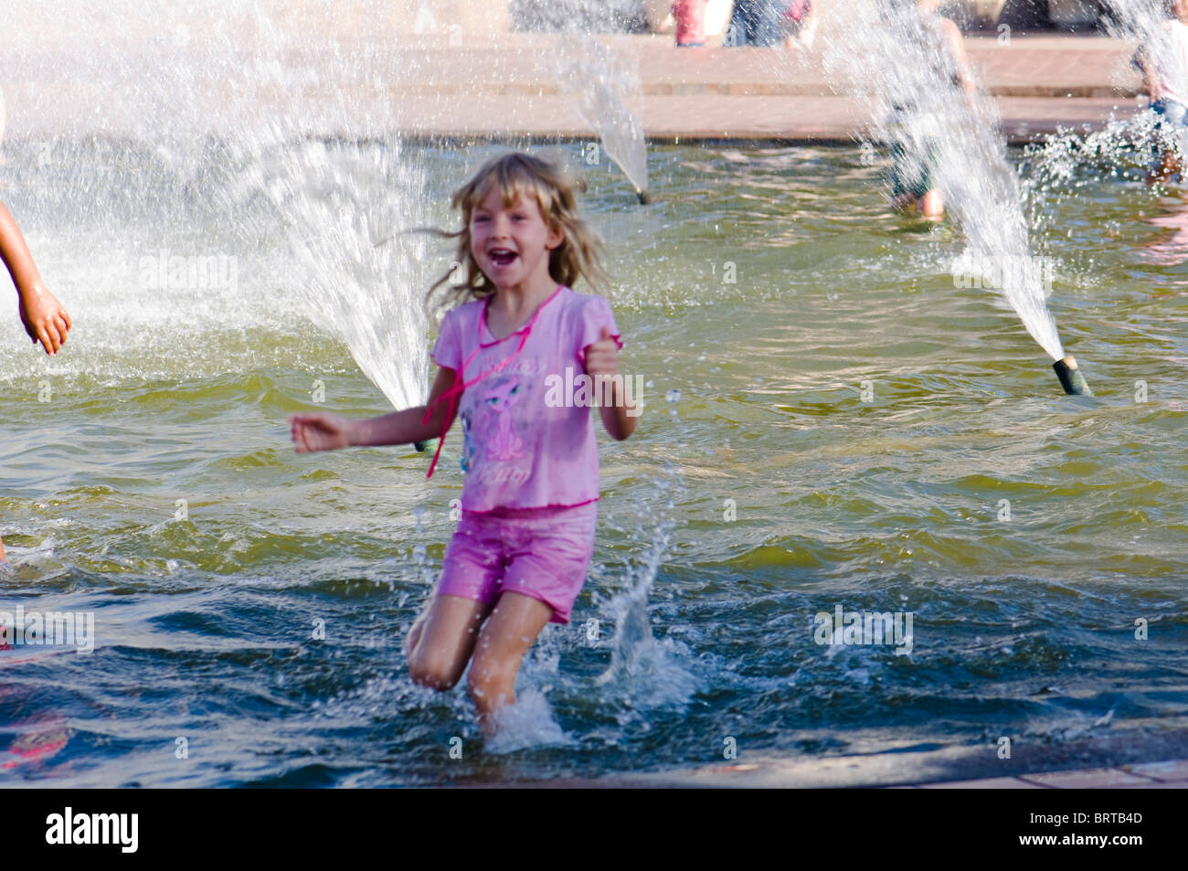 Kids playing in fountain Stock Photo - Alamy
